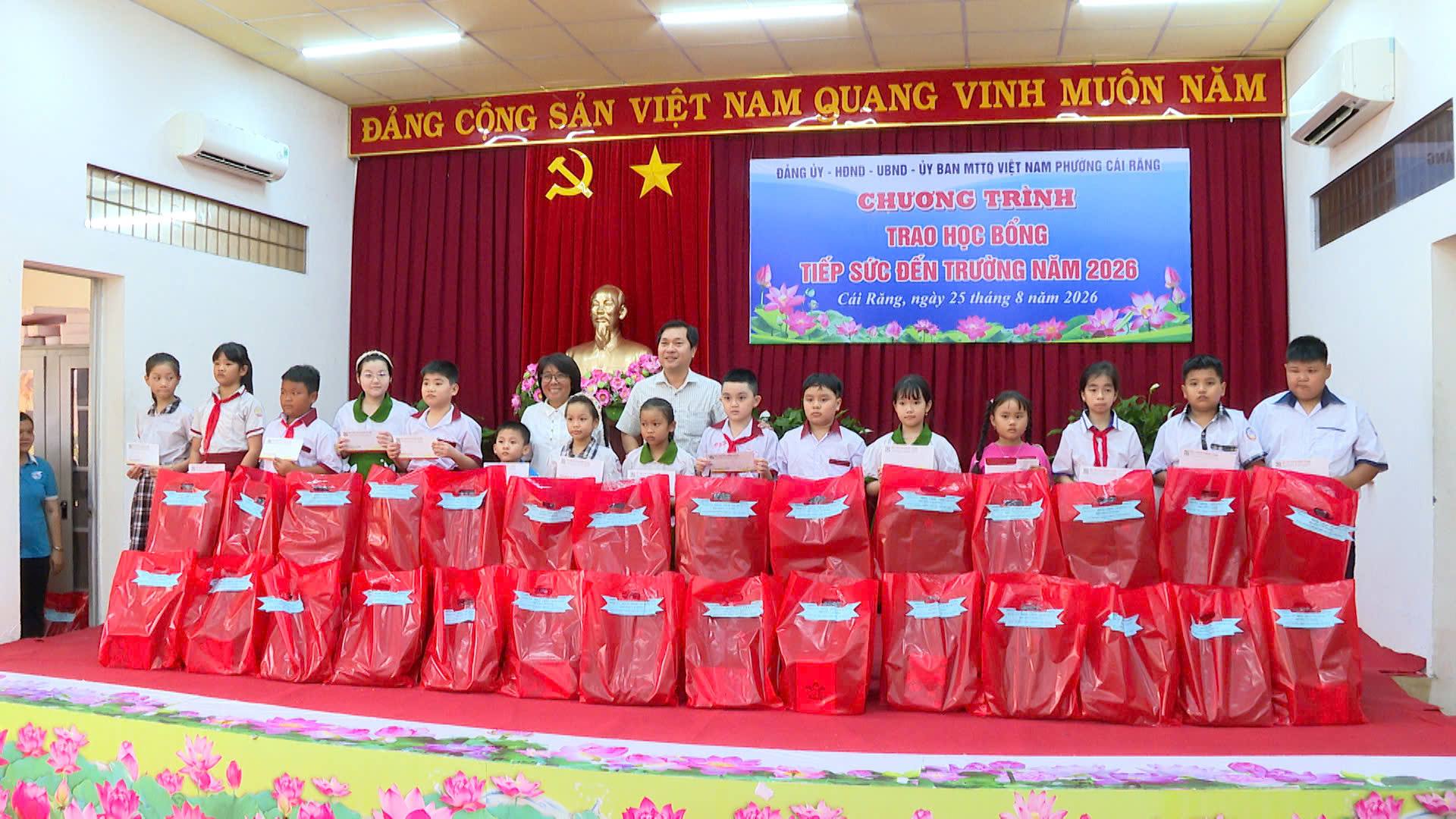 Cái Răng: Trao học bổng “Tiếp sức đến trường” cho 100 học sinh có hoàn cảnh khó khăn