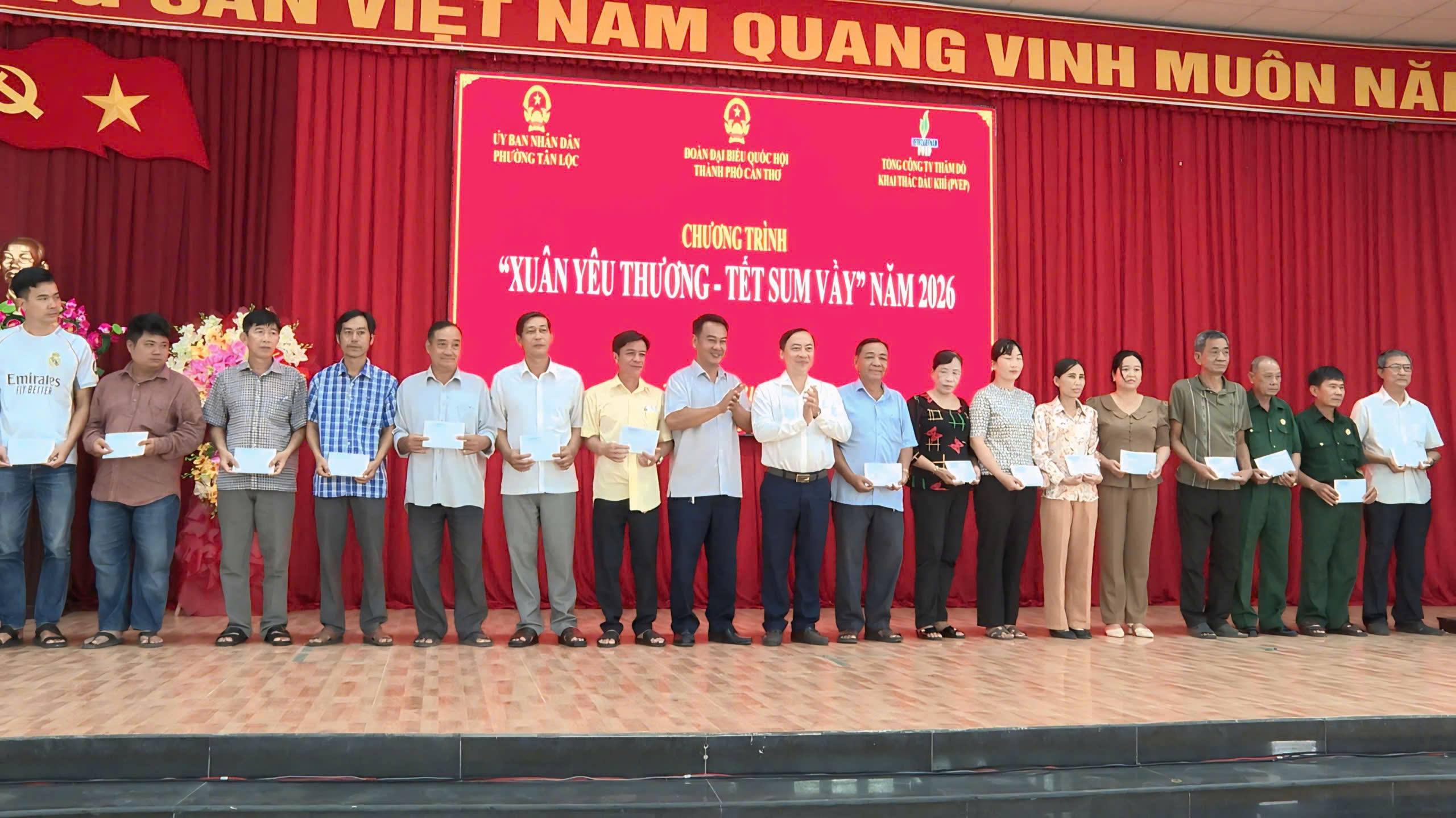 Đoàn đại biểu Quốc hội TP Cần Thơ trao quà Tết cho bà con khó khăn tại 02 phường Tân Lộc và Thuận Hưng