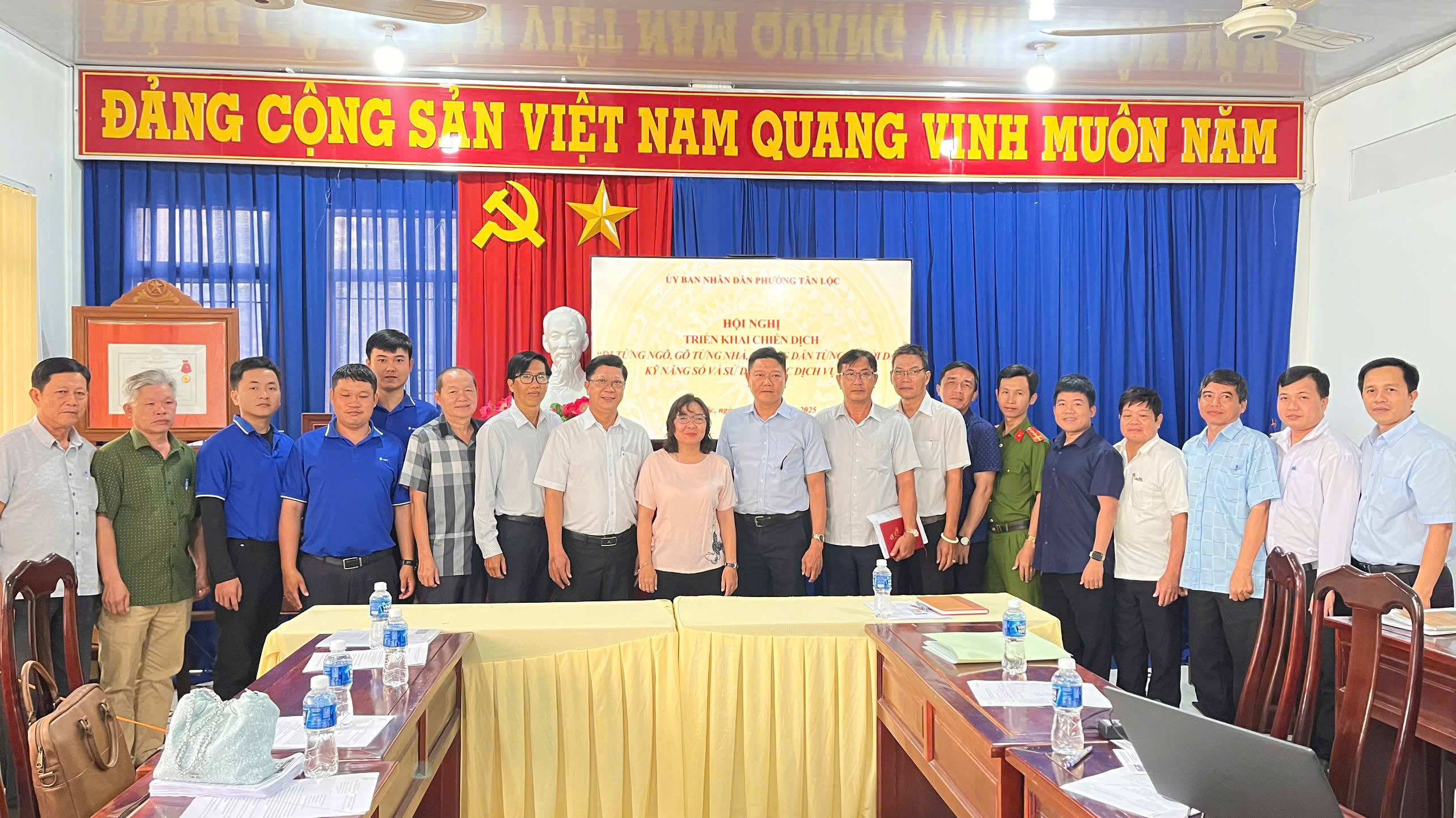 Phường Tân Lộc: Triển khai chiến dịch“Đi từng ngõ, gõ từng nhà, hướng dẫn từng người dân kỹ năng số, sử dụng các dịch vụ số”.