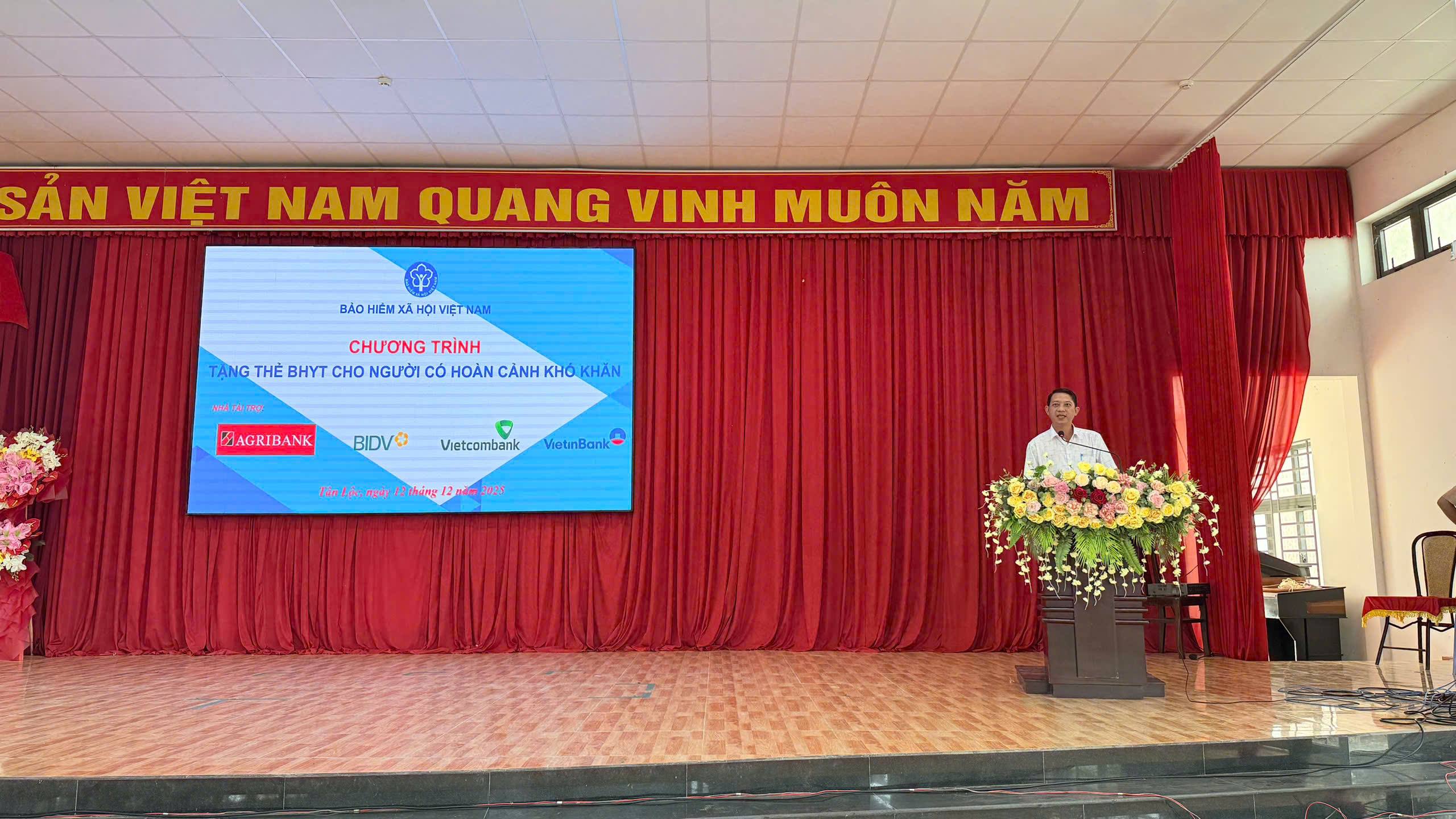 Tân Lộc trao tặng theo BHYT cho người có hoàn cảnh khó khăn