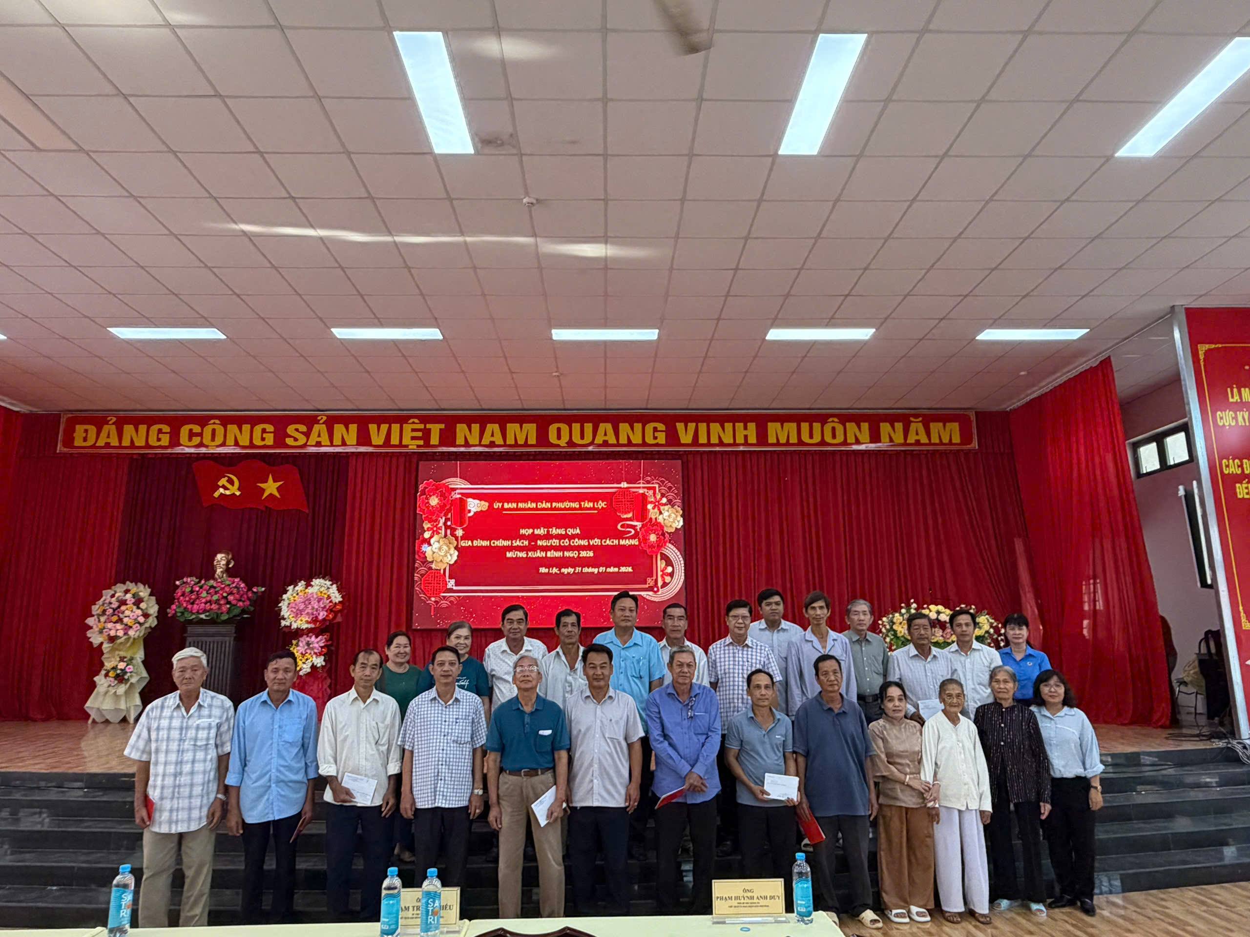 Tân Lộc tổ chức buổi họp mặt tặng quà gia đình chính sách - người có công cách mạng mừng Đảng, mừng Xuân Bính Ngọ 2026 trên địa bàn phường.