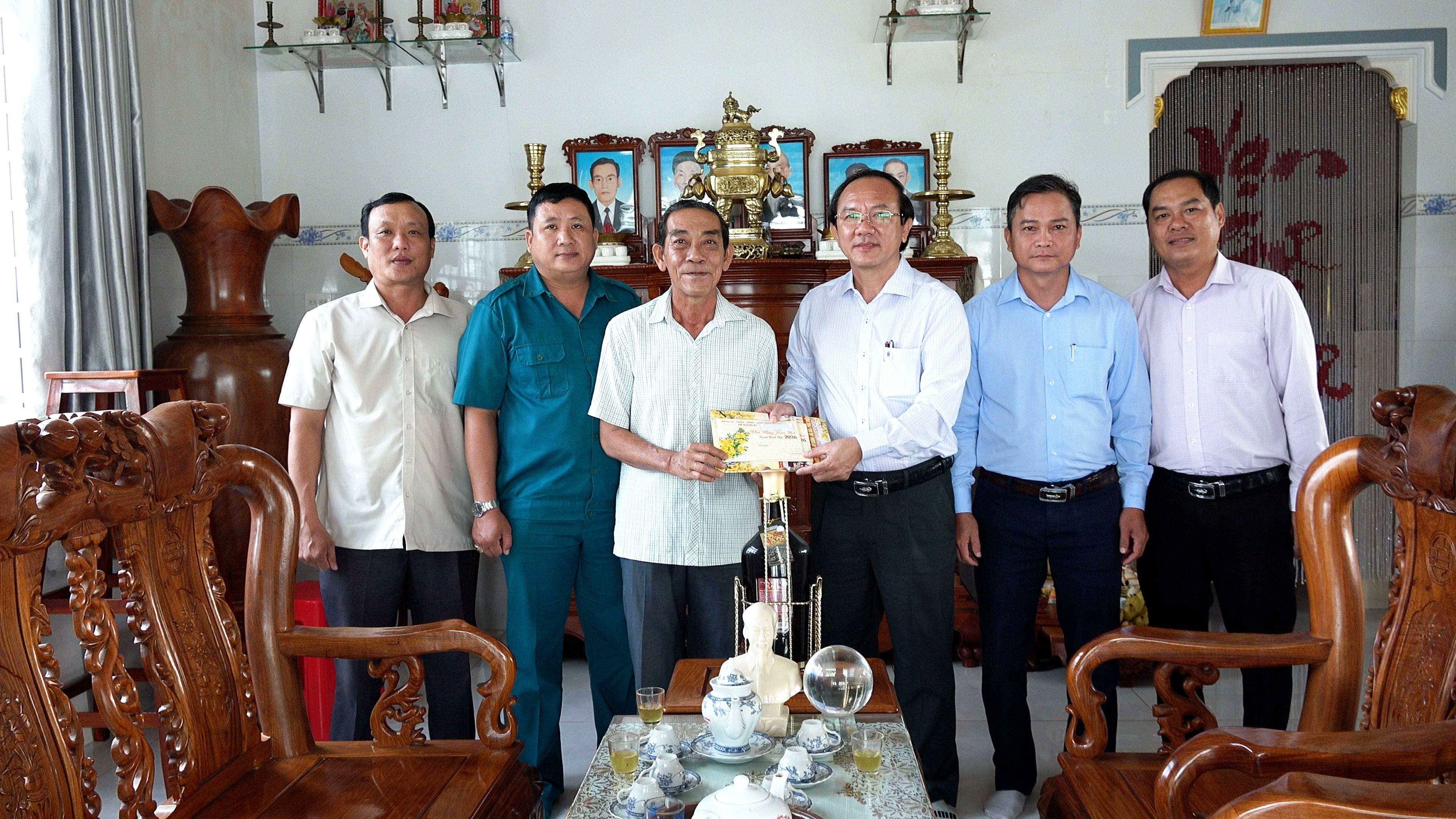 Đồng chí Bí thư Đảng ủy xã Nhơn Ái đến thăm, tặng quà đảng viên có hoàn cảnh khó khăn và cán bộ hưu trí trên địa bàn xã