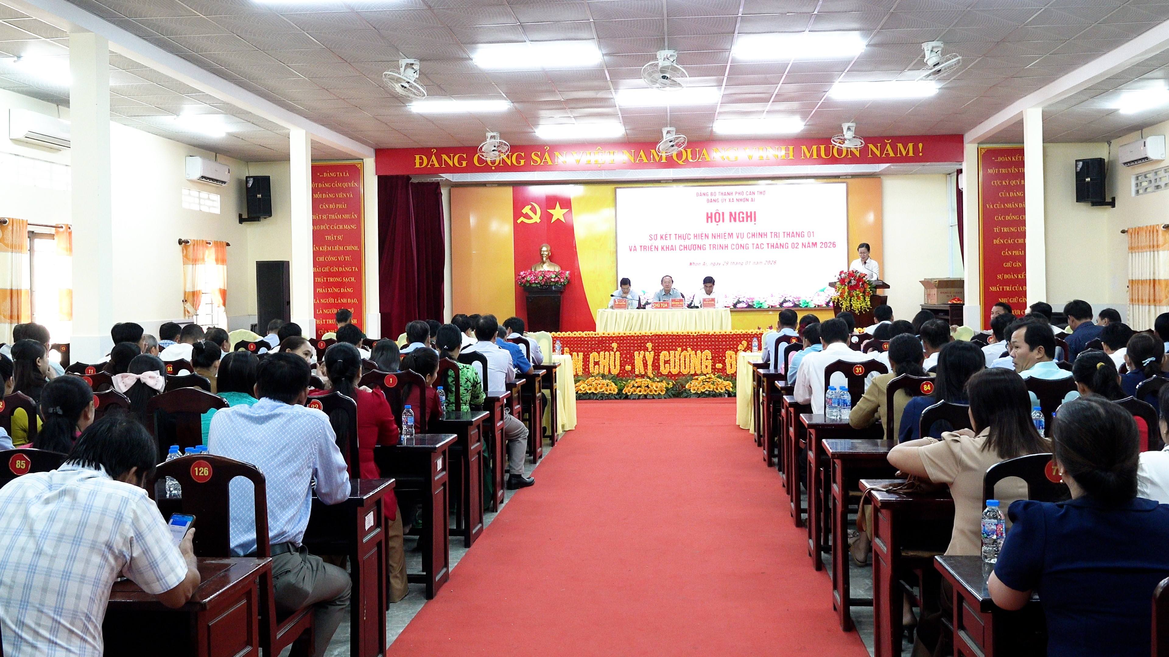 Nhơn Ái trao quyết định công tác cán bộ và khen thưởng cho đảng viên hoàn thành xuất sắc nhiệm vụ