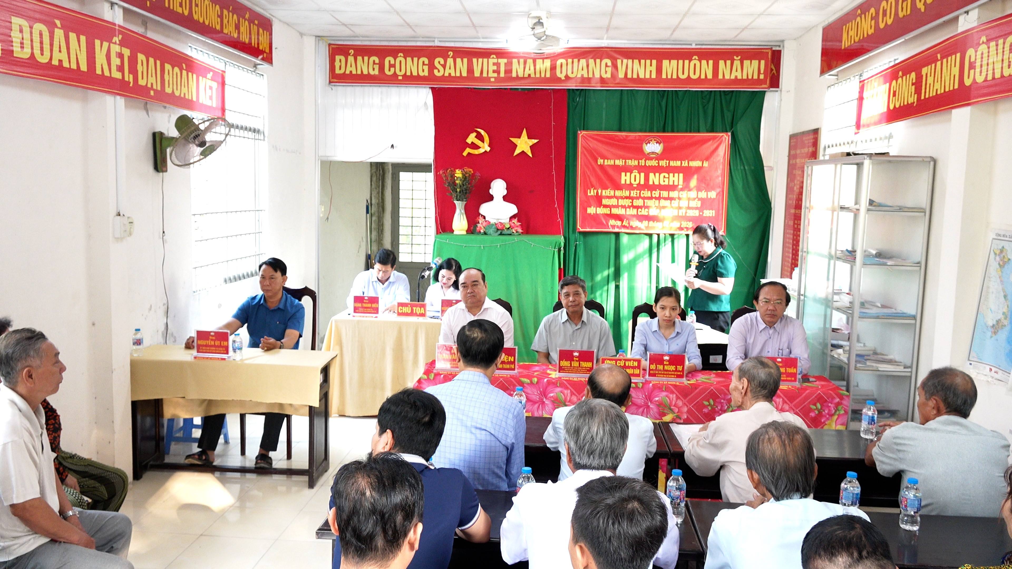 Ông Đồng Văn Thanh, Ủy viên Ban Chấp hành Trung ương Đảng, Phó Bí thư Thường trực Thành ủy, Chủ tịch Hội đồng nhân dân TP Cần Thơ tham dự Hội nghị lấy ý kiến nhận xét của cử tri nơi cư trú tại ấp Nhơn Thọ 1, xã Nhơn Ái