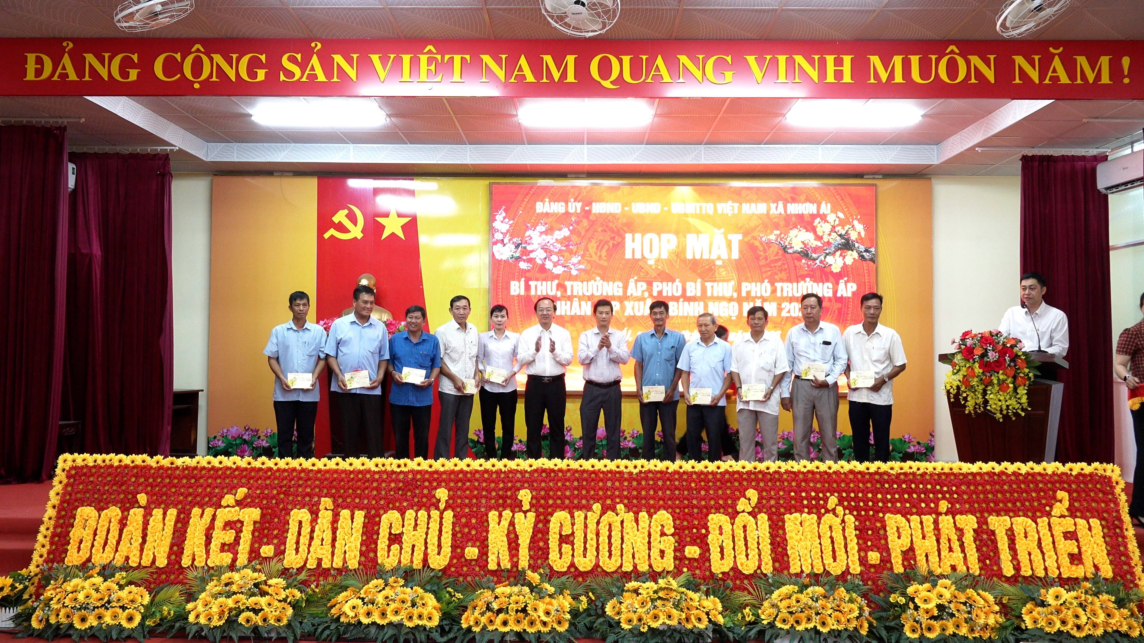 Xã Nhơn Ái tổ chức họp mặt Bí thư, Trưởng ấp, Phó Bí thư, Phó Trưởng ấp, nhân dịp Xuân Bính Ngọ 2026