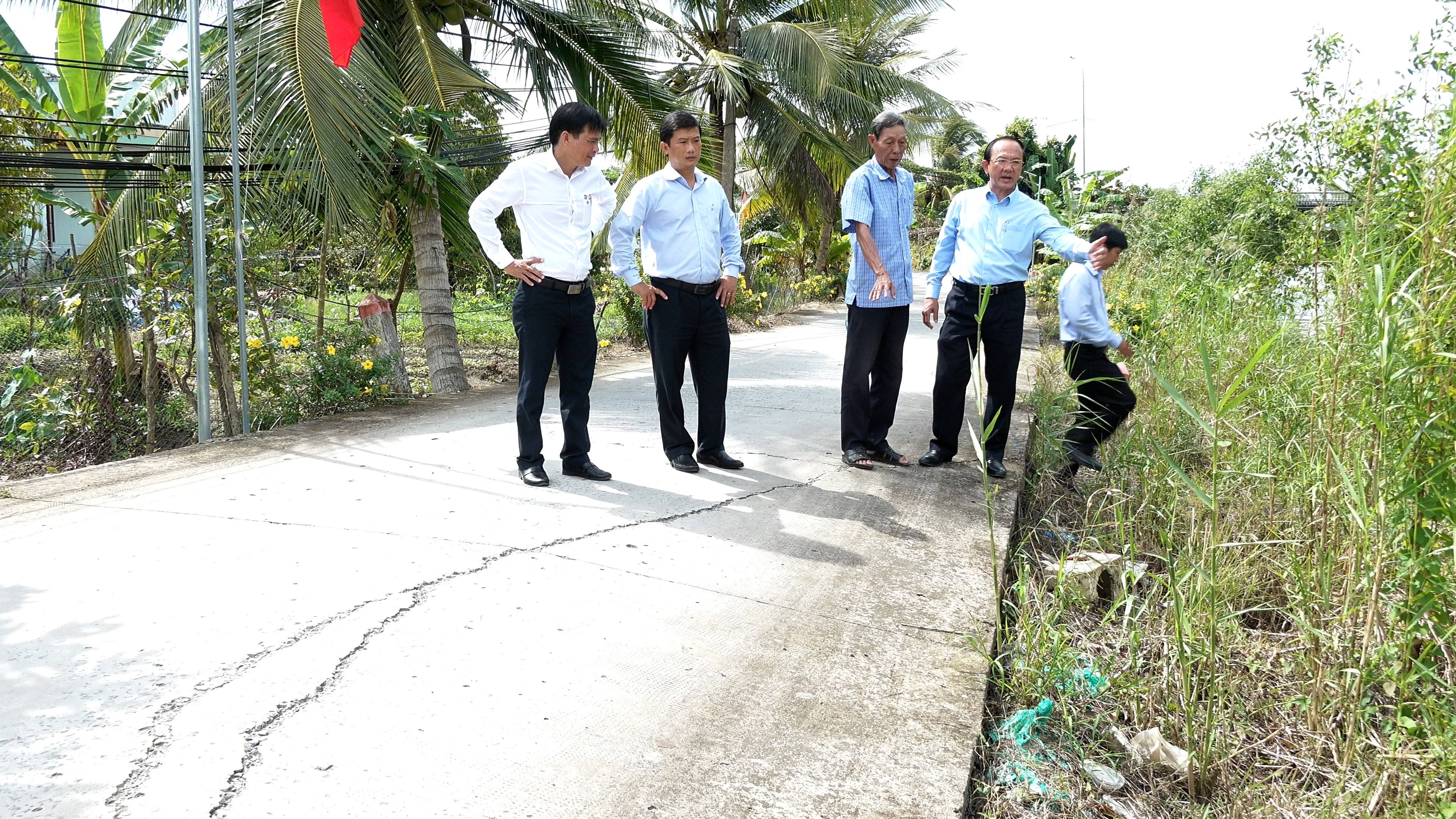 Lãnh đạo xã Nhơn Ái kiểm tra những điểm có nguy cơ sạt lở, sụp lún các tuyến lộ giao thông nông thôn trên địa bàn xã