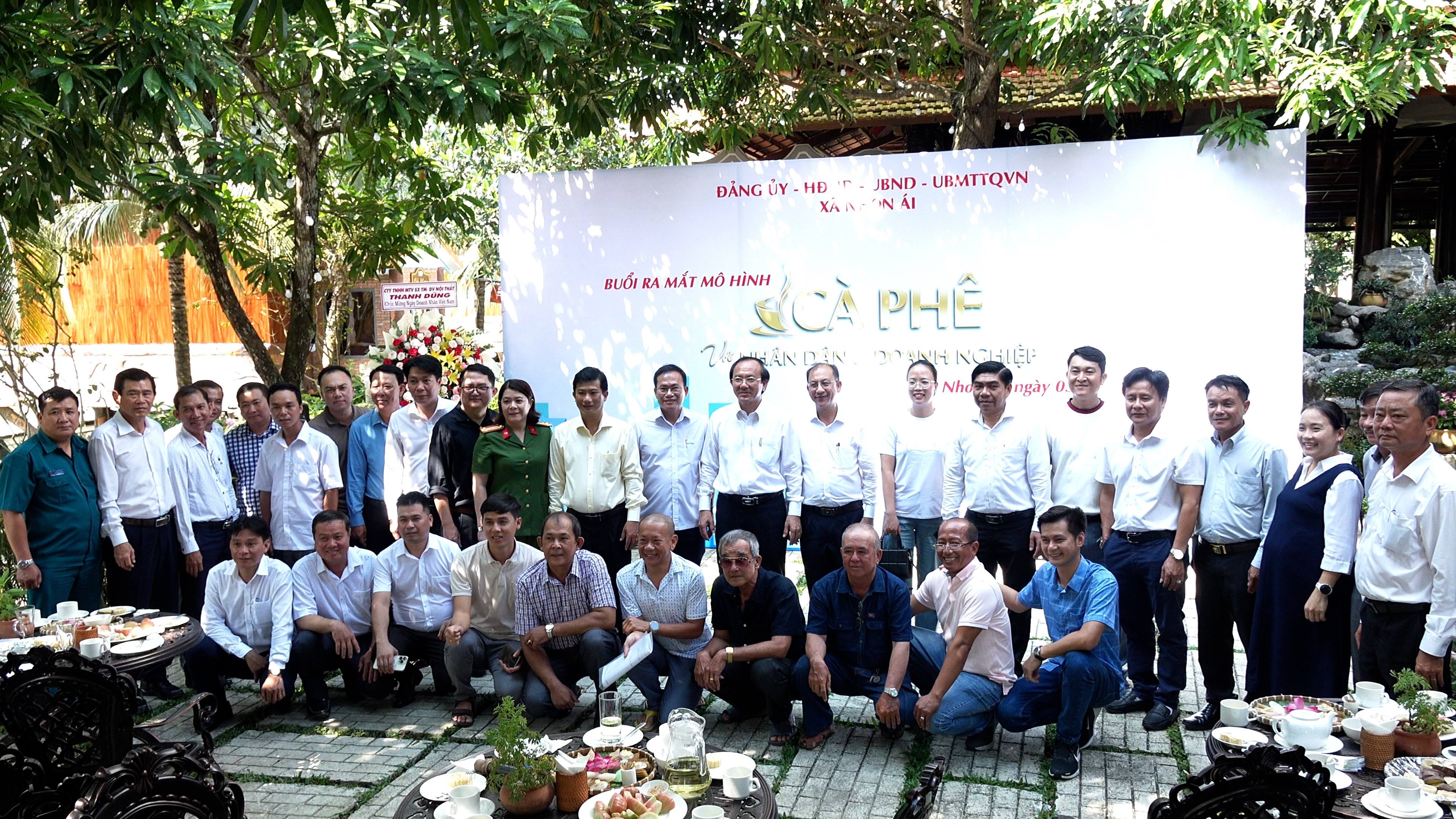 Xã Nhơn Ái ra mắt mô hình “Cà phê với Nhân dân và doanh nghiệp”
