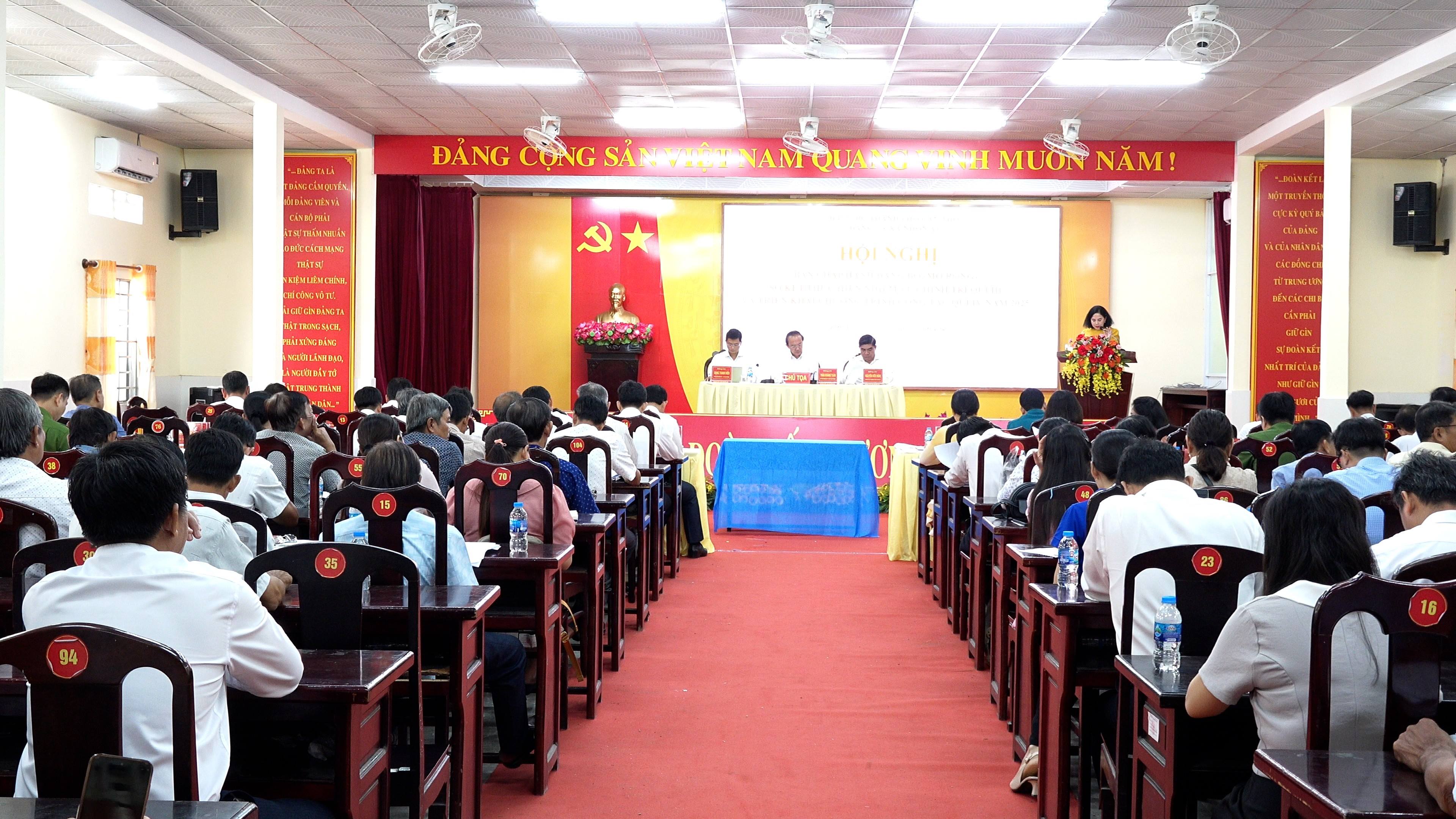 Nhơn Ái sơ kết thực hiện nhiệm vụ chính trị quý III năm 2025 và chung tay ủng hộ đồng bào bị thiệt hại do bão số 10 gây ra