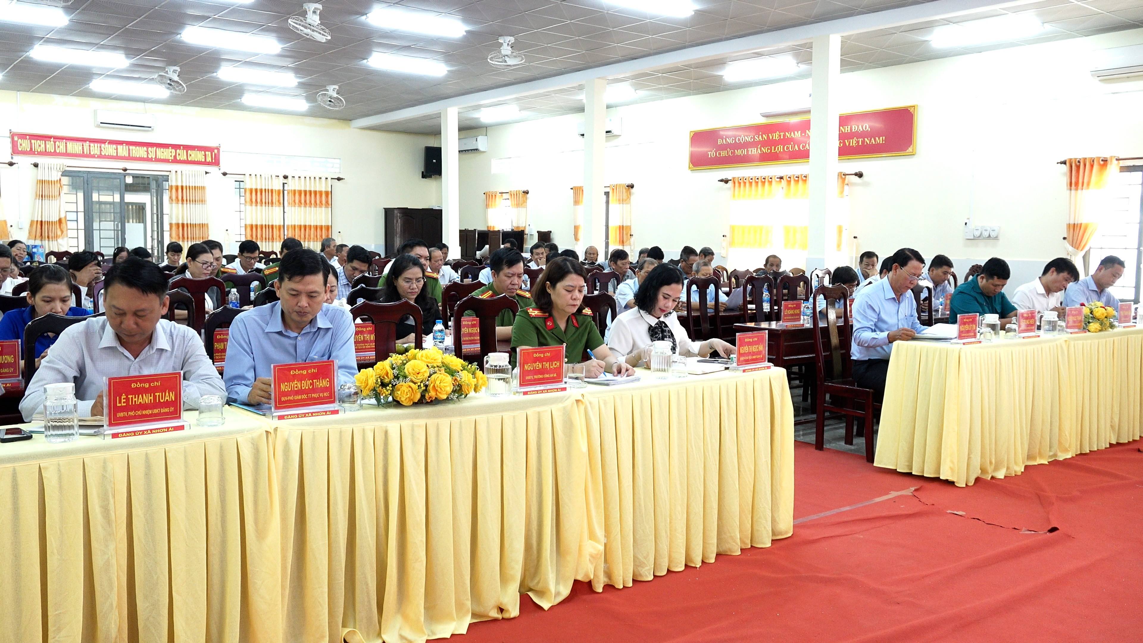 Nhơn Ái sơ kết thực hiện nhiệm vụ chính trị tháng 10 và trao quyết định về công tác cán bộ