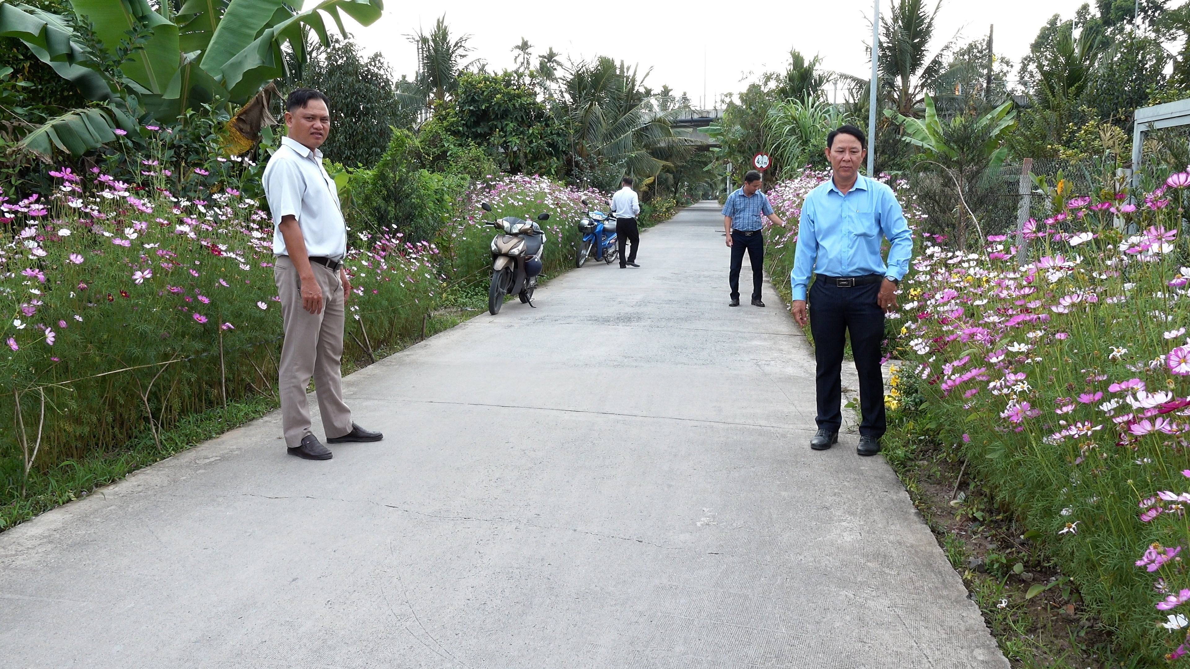 Lãnh đạo xã Nhơn Ái đi kiểm tra cảnh quan môi trường trên các tuyến đường trọng điểm và khu vực bỏ phiếu bầu cử