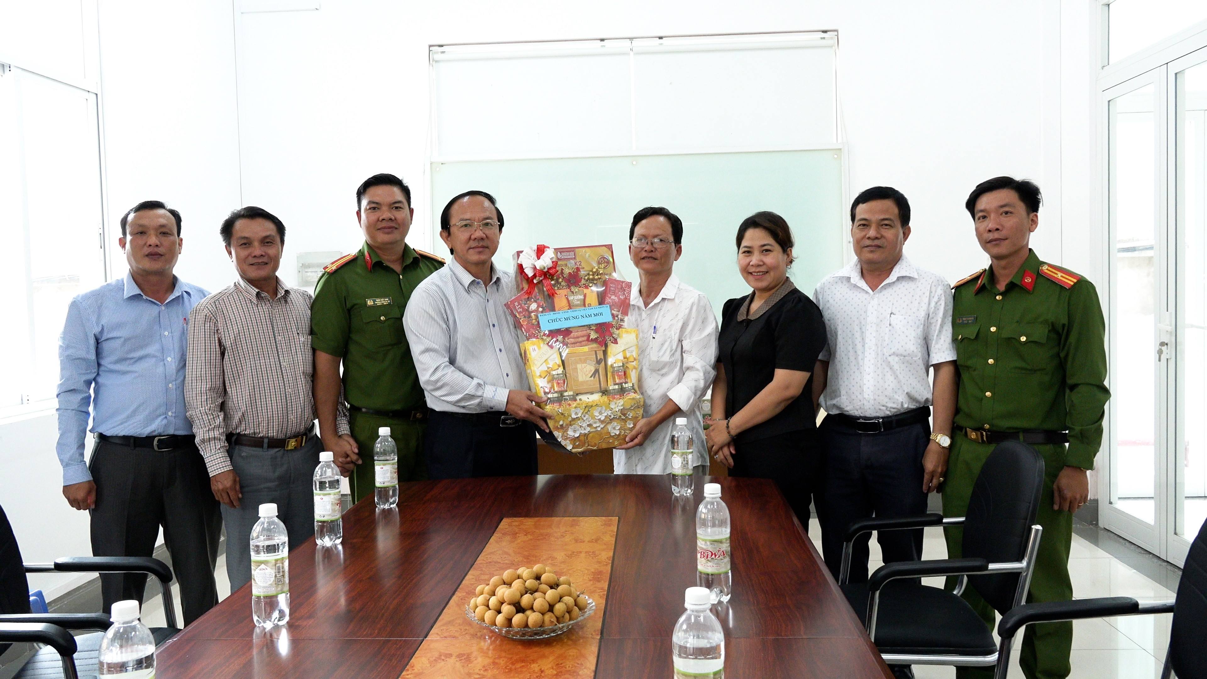 Lãnh đạo xã Nhơn Ái đến thăm tình hình hoạt động kinh doanh của công ty, doanh nghiệp trên địa bàn xã, nhân dịp đầu năm mới 2026