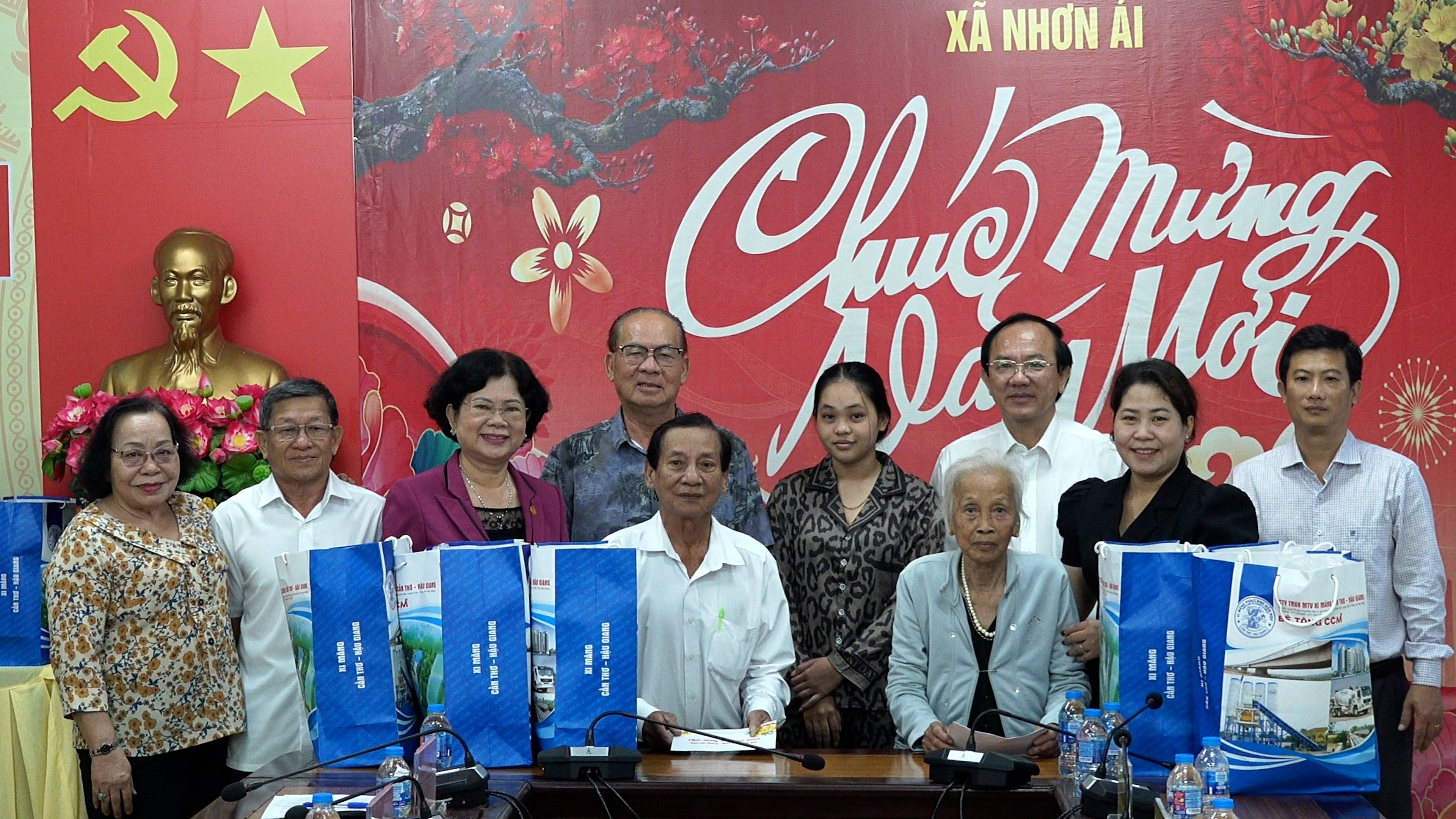 Xã Nhơn Ái tổ chức họp mặt động viên và trao quà Tết cho các nạn nhân chất độc da cam/dioxin trên địa bàn xã