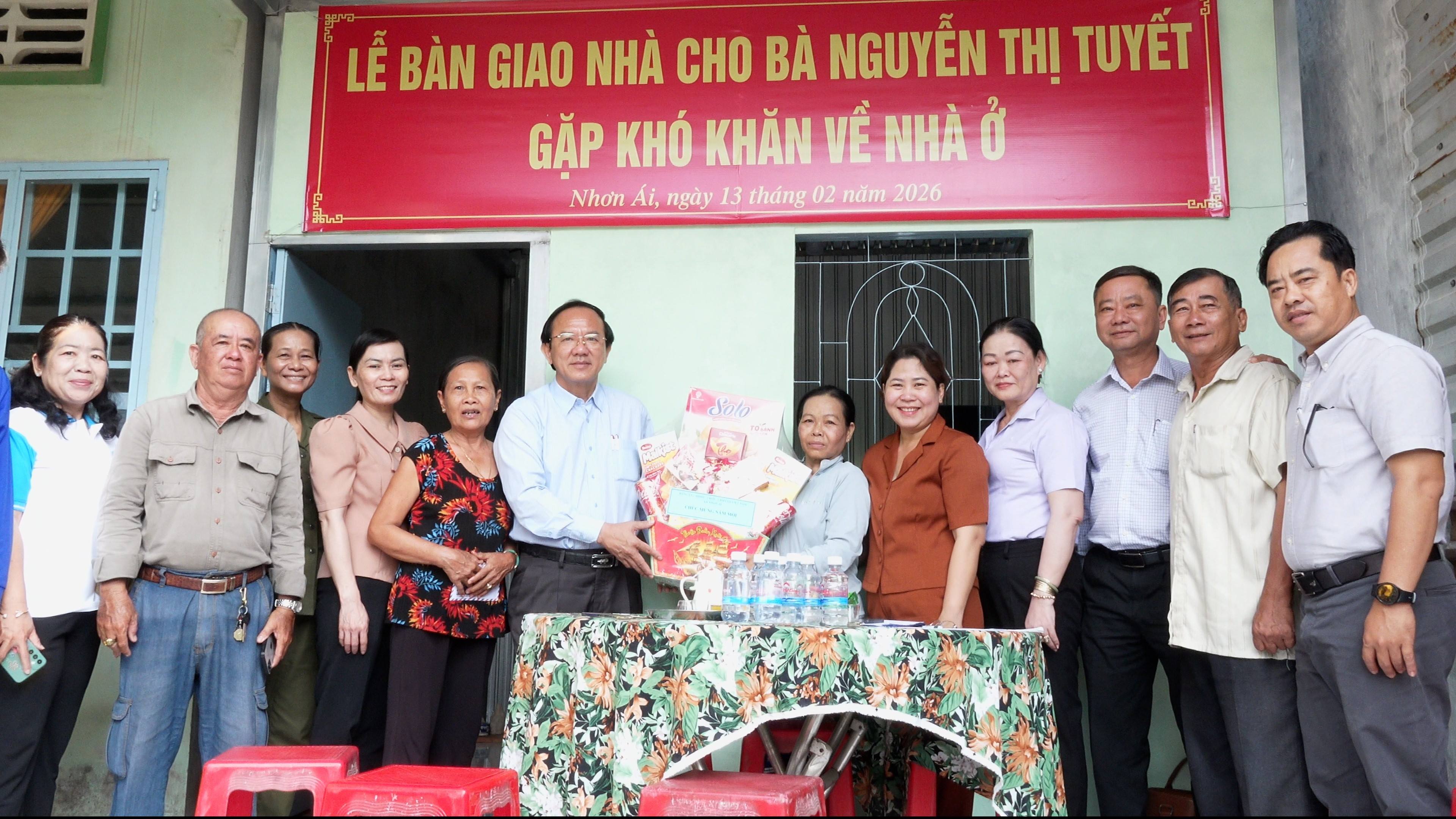  Nhơn Ái bàn giao nhà cho người dân có hoàn cảnh khó khăn vui Xuân, đón Tết cổ truyền của dân tộc