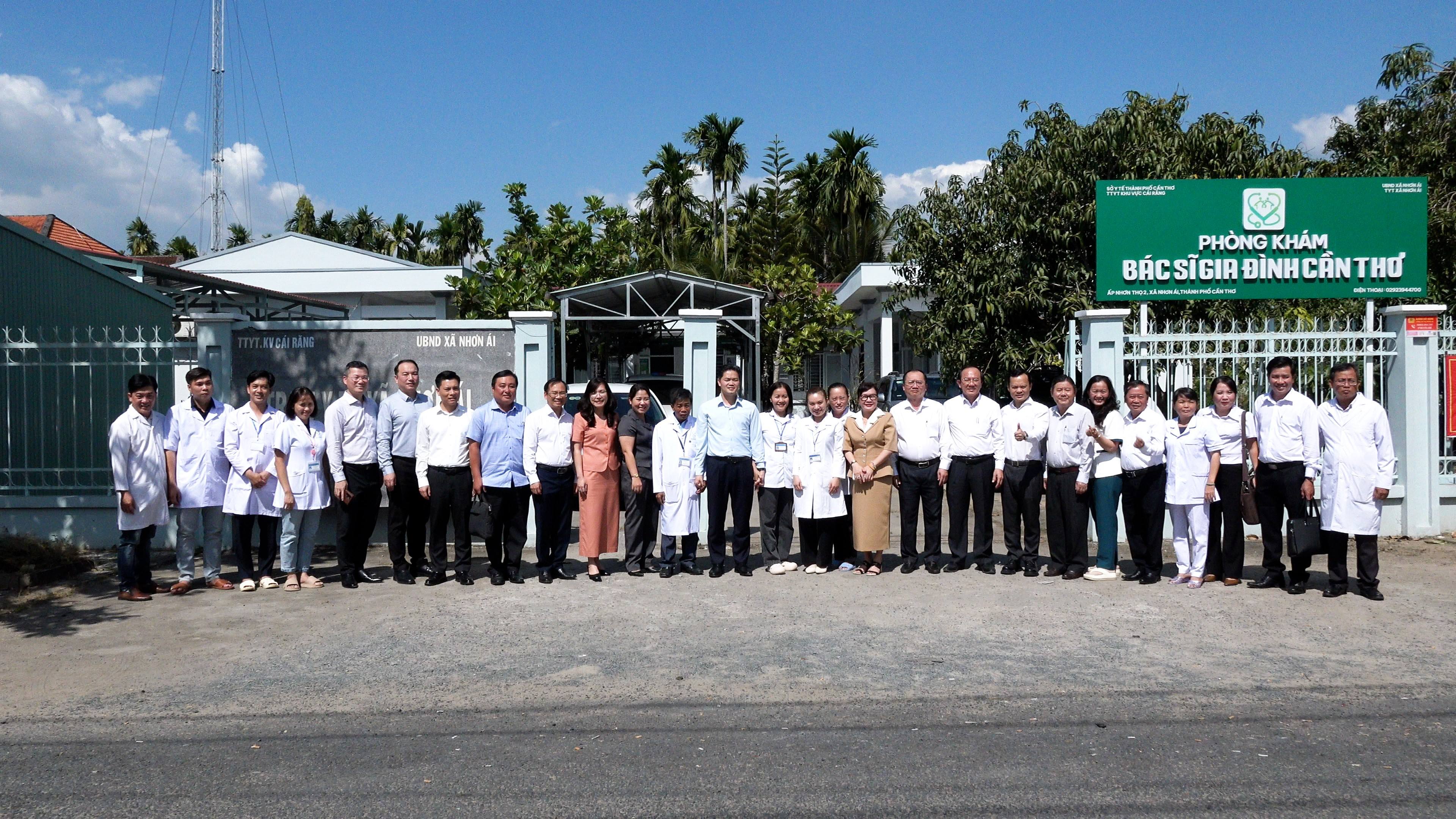 Đồng chí Thứ trưởng Thường trực Bộ Y tế đến thăm, chúc Tết tập thể y, bác sĩ, viên chức, nhân viên Trạm Y tế xã Nhơn Ái