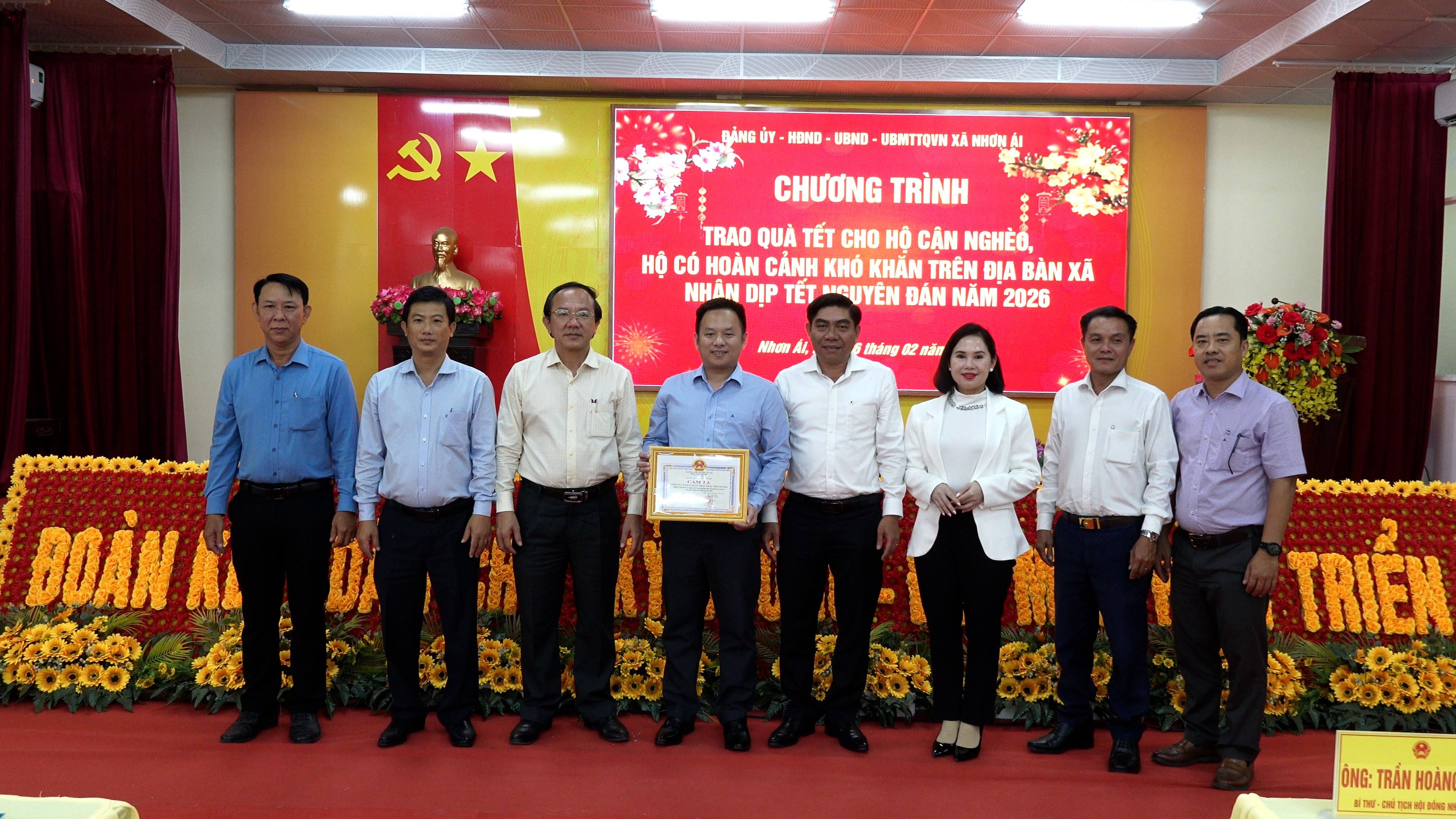 Xã Nhơn Ái trao 200 phần quà Tết cho người dân có hoàn cảnh khó khăn, hộ cận nghèo trên địa bàn xã