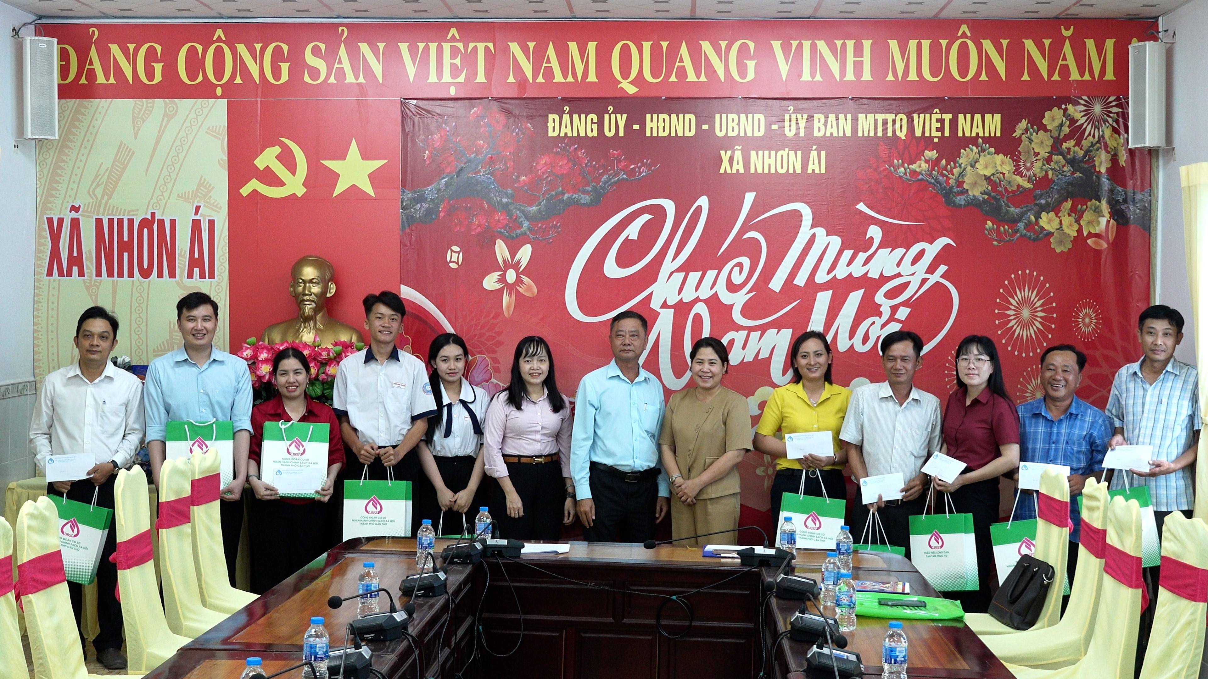Xã Nhơn Ái tổ chức họp mặt để ghi nhận, chia sẻ, động viên và trao quà Tết cho các đồng chí là người hoạt động không chuyên trách cấp xã