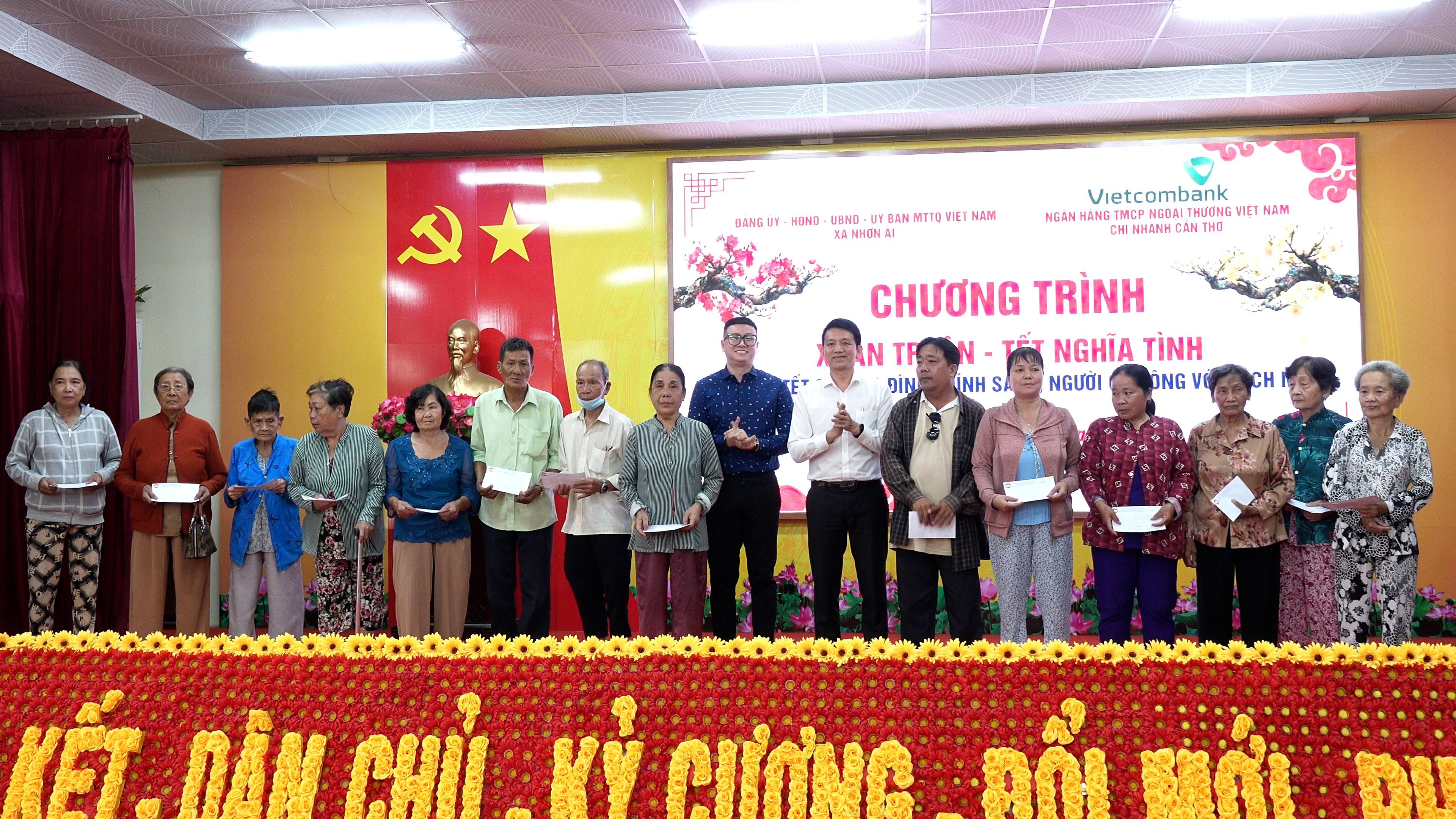 Đồng chí Nguyễn Du, Ủy viên Ban Chấp hành Đảng bộ thành phố, Chánh Văn phòng Thành ủy Cần Thơ đến tham dự lễ trao quà Tết tại xã Nhơn Ái