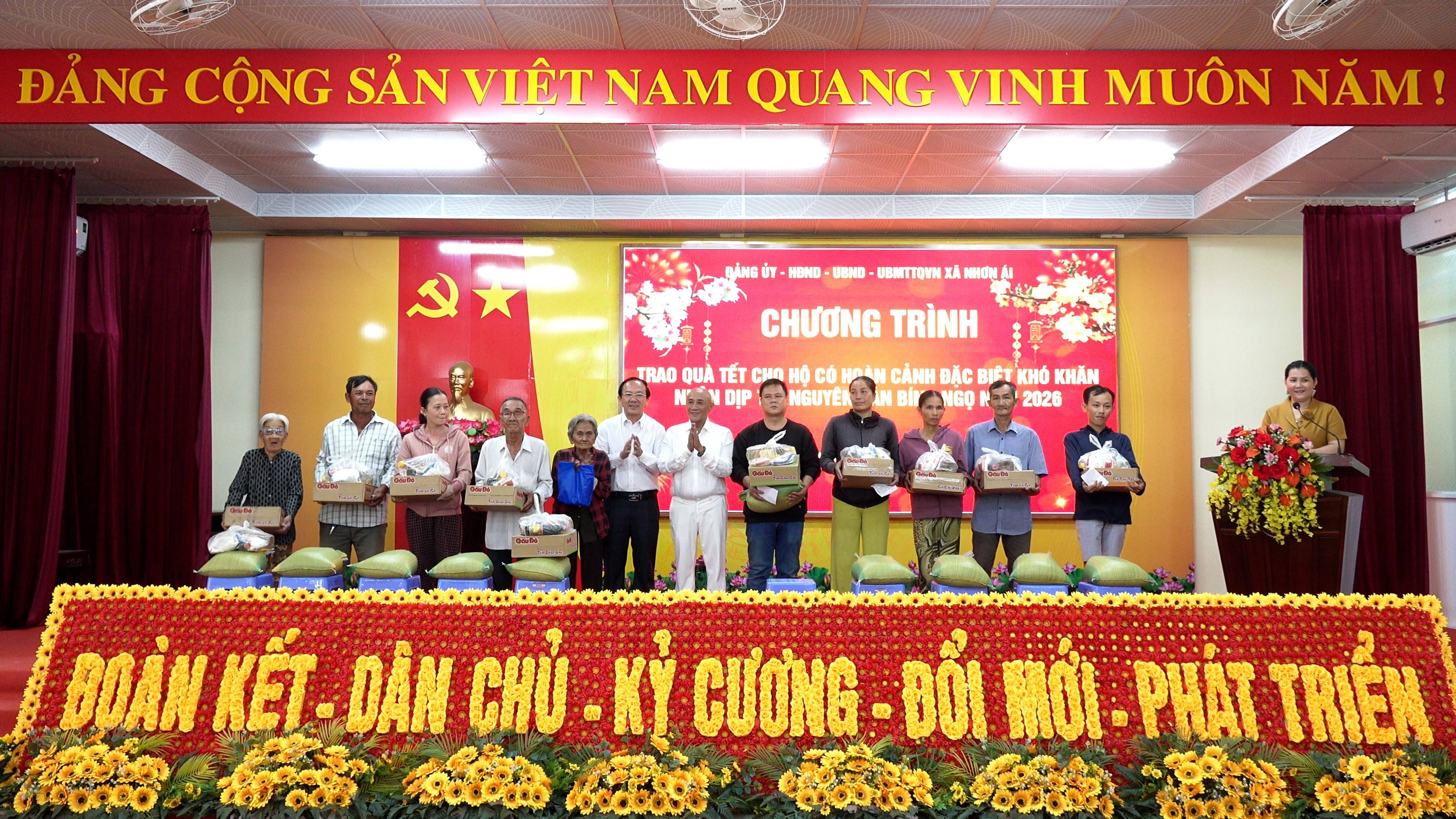 Xã Nhơn Ái trao 200 phần quà Tết cho người dân có hoàn cảnh đặc biệt khó khăn trên địa bàn xã