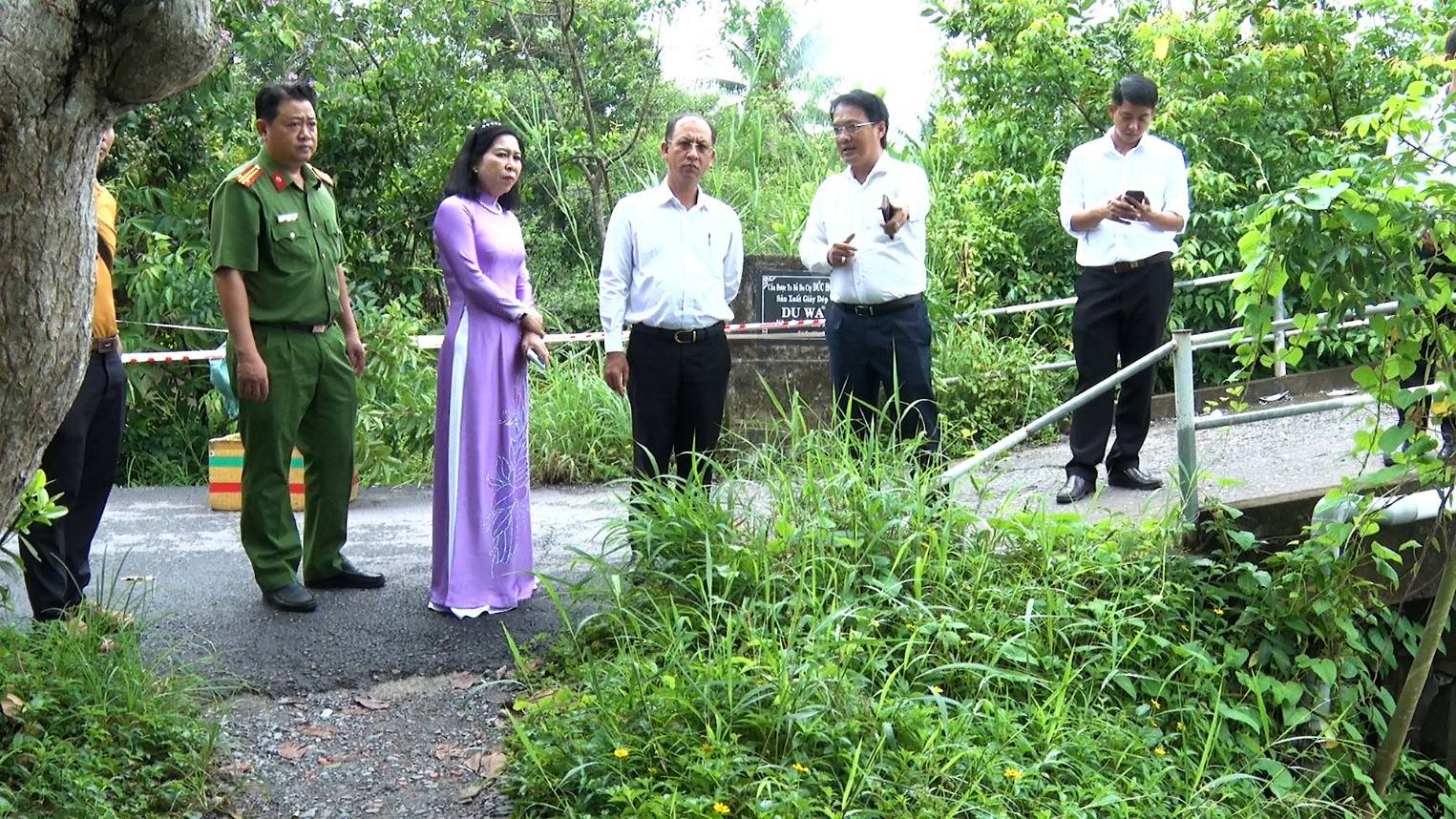 Lãnh đạo xã Phong Điền kiểm tra, chỉ đạo khắc phục điểm sạt lở tại ấp Bình Thạnh