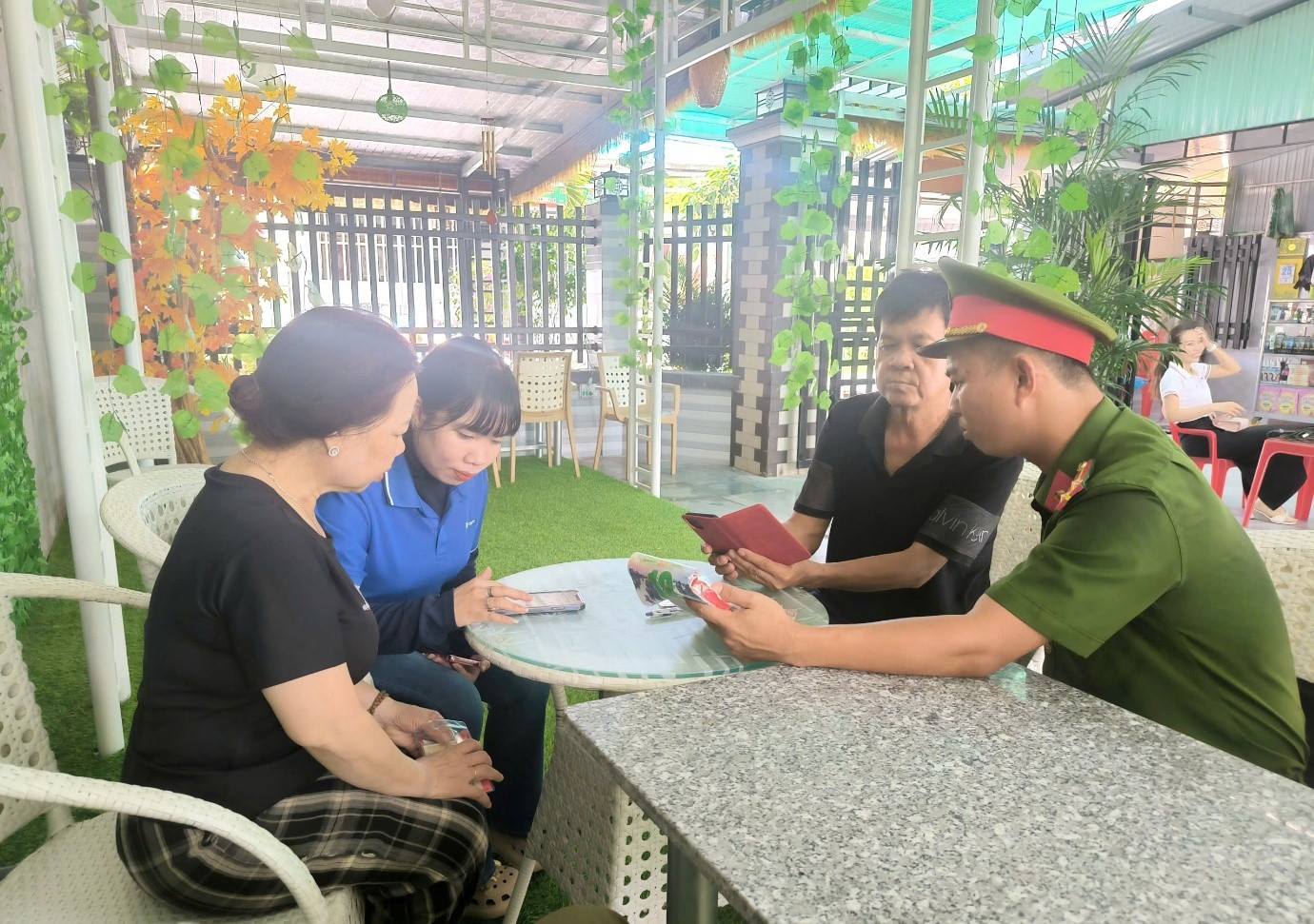 Phong Điền đồng loạt ra quân thực hiện đợt cao điểm hướng dẫn người dân kích hoạt và tích hợp thông tin, dữ liệu trên VNeID mức 2