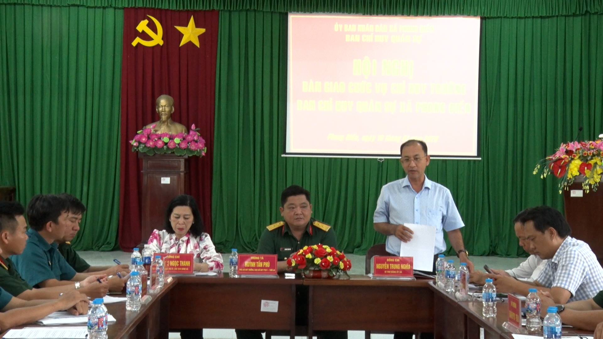 Phong Điền tổ chức Hội nghị bàn giao chức vụ Chỉ huy trưởng Ban Chỉ huy Quân sự xã