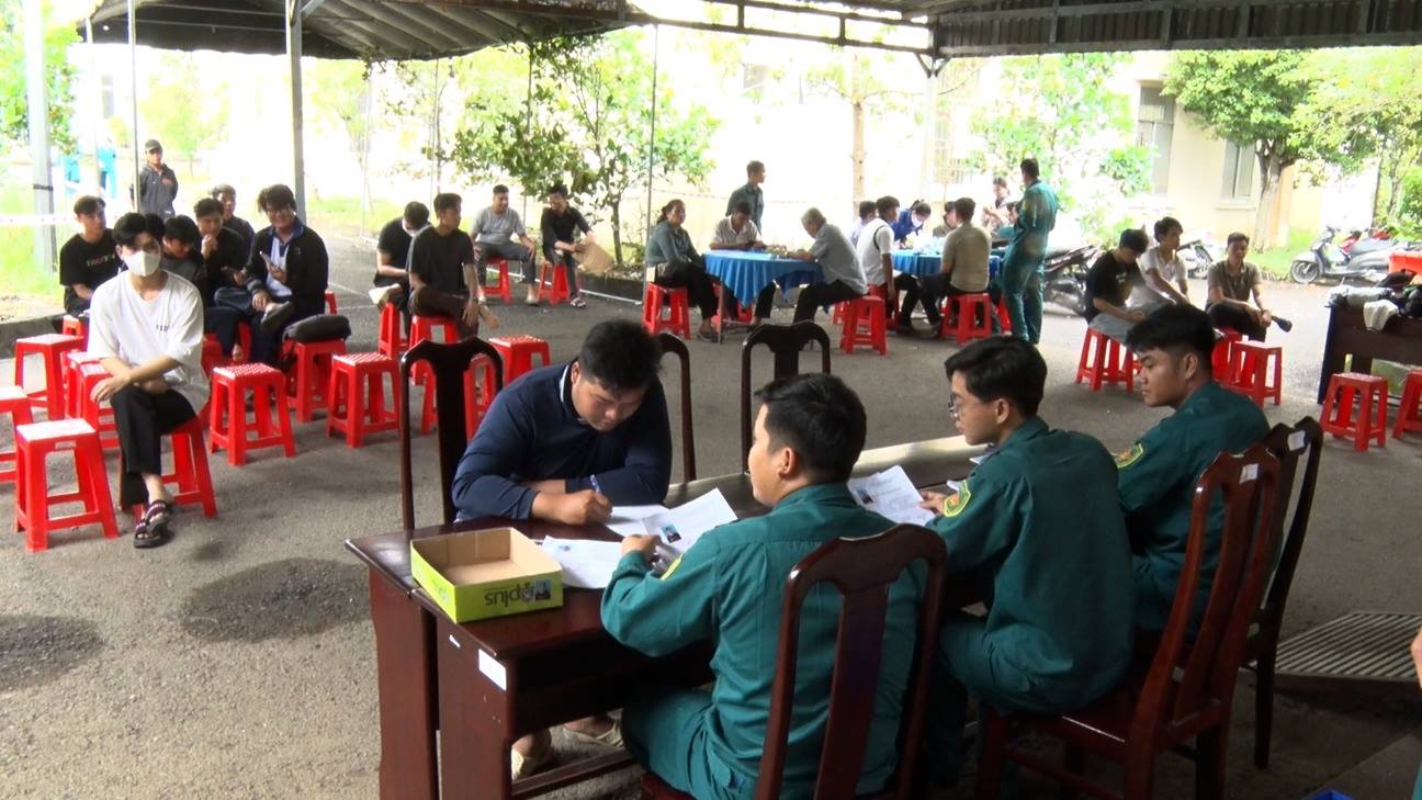 Phong Điền tổ chức khám sức khỏe nghĩa vụ Quân sự và nghĩa vụ tham gia Công an nhân dân năm 2026 cho thanh niên