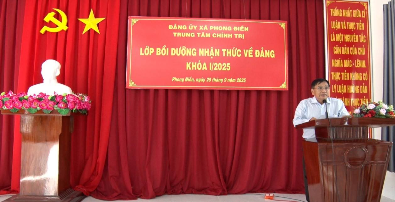 Trung tâm Chính trị Phong Điền khai giảng lớp bồi dưỡng nhận thức về Đảng khóa I/2025