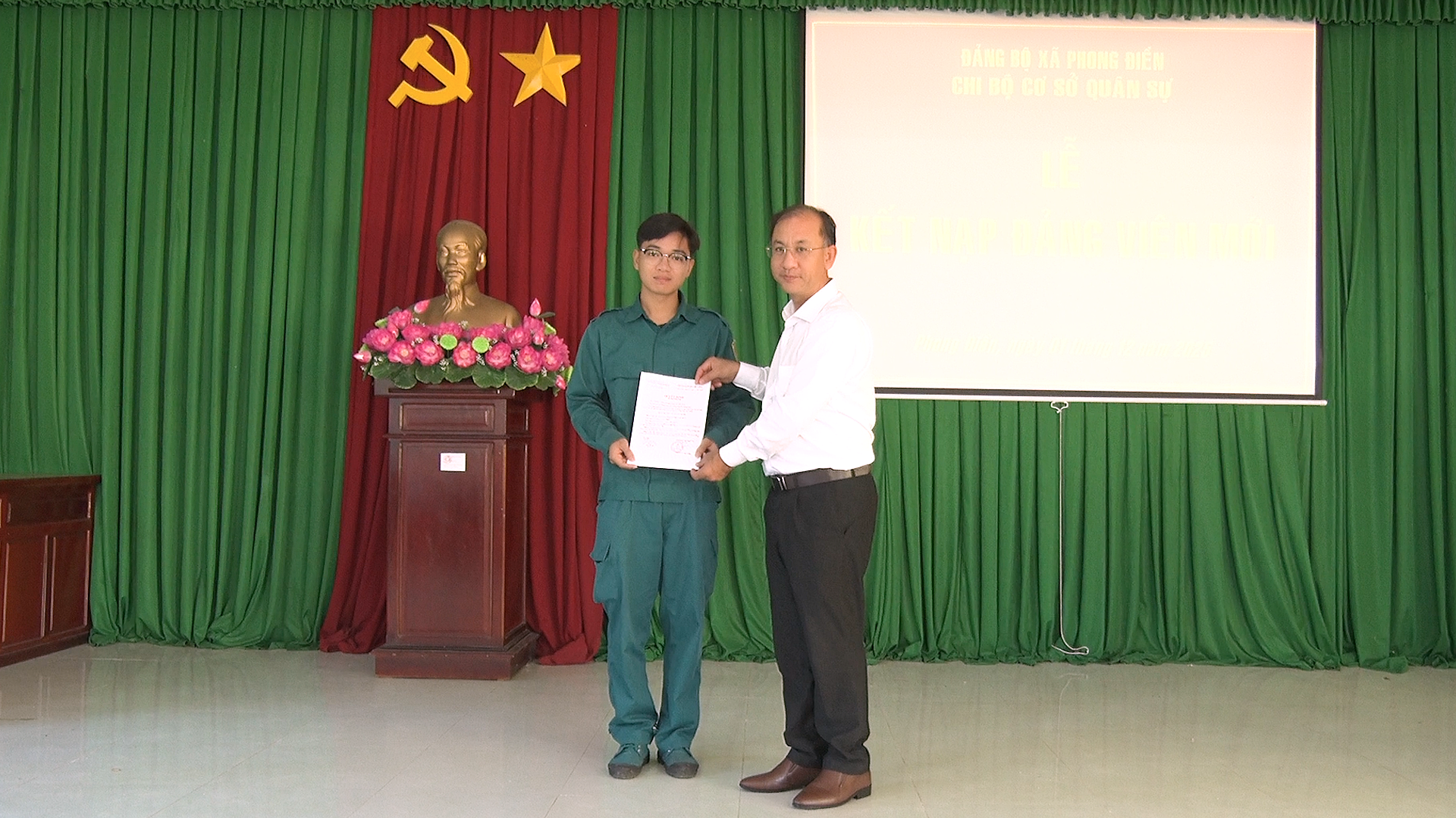 Chi bộ Quân sự xã Phong Điền kết nạp đảng viên mới