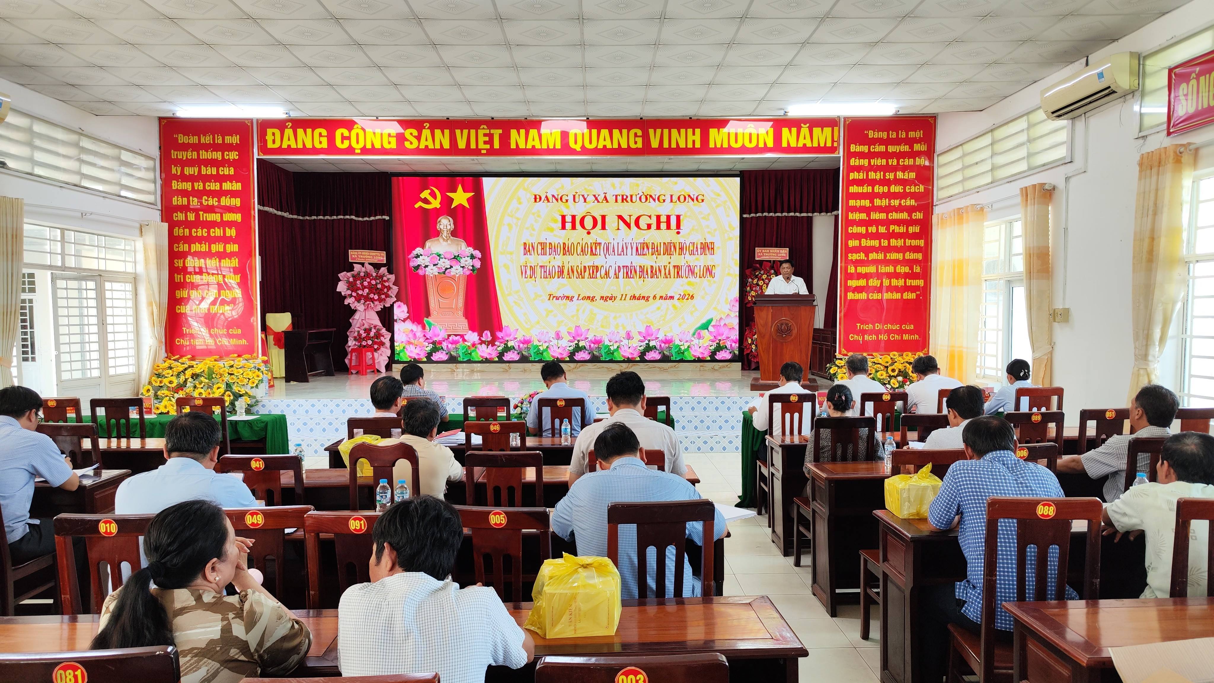 Trường Long họp nghe báo cáo kết quả thực hiện việc lấy ý kiến cử tri đại diện hộ gia đình đối với dự thảo Đề án sắp xếp, sáp nhập các ấp