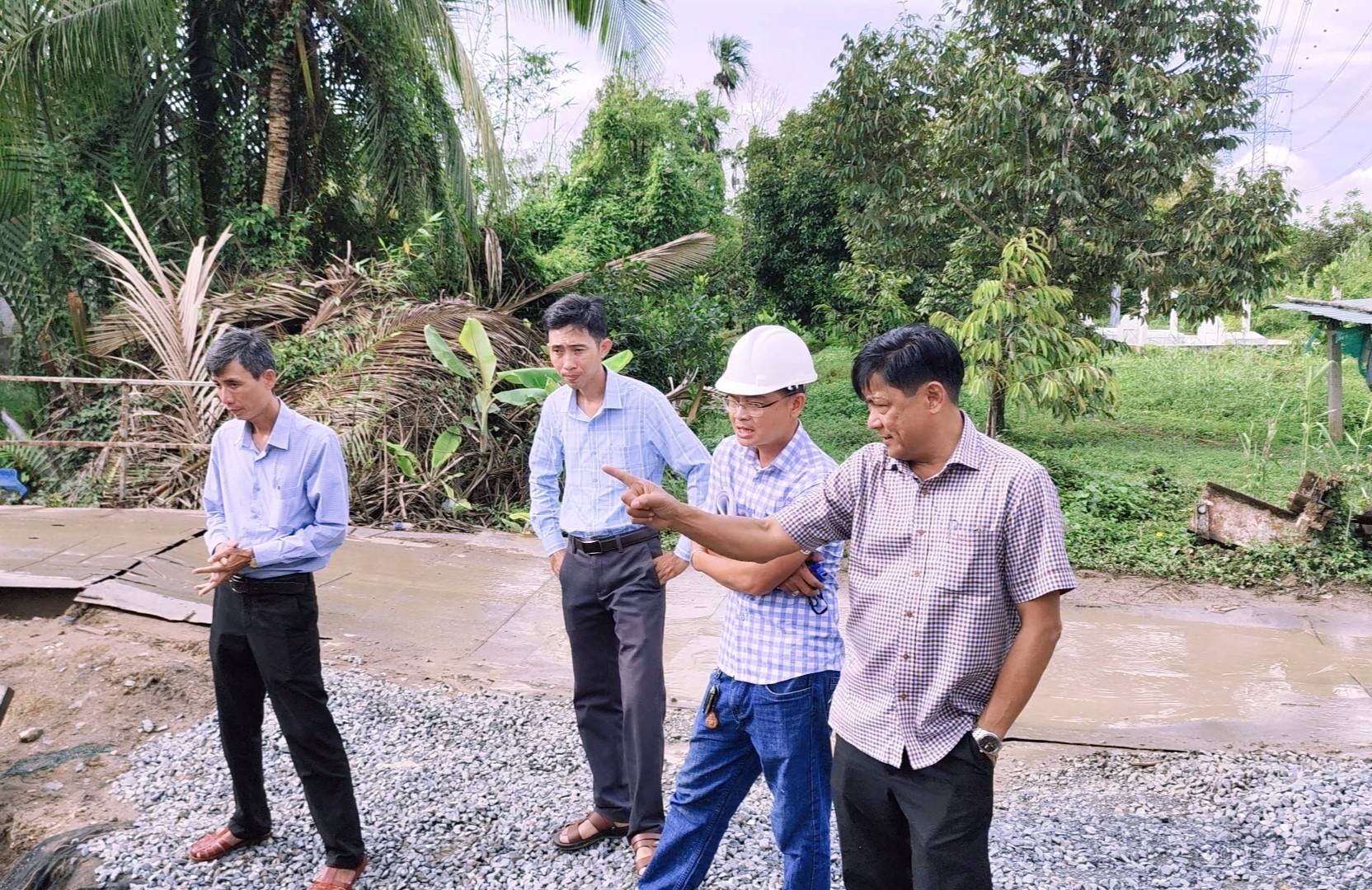 Chủ tịch UBND xã Trường Long kiểm tra tiến độ thi công công trình nâng cấp tuyến giao thông nông thôn