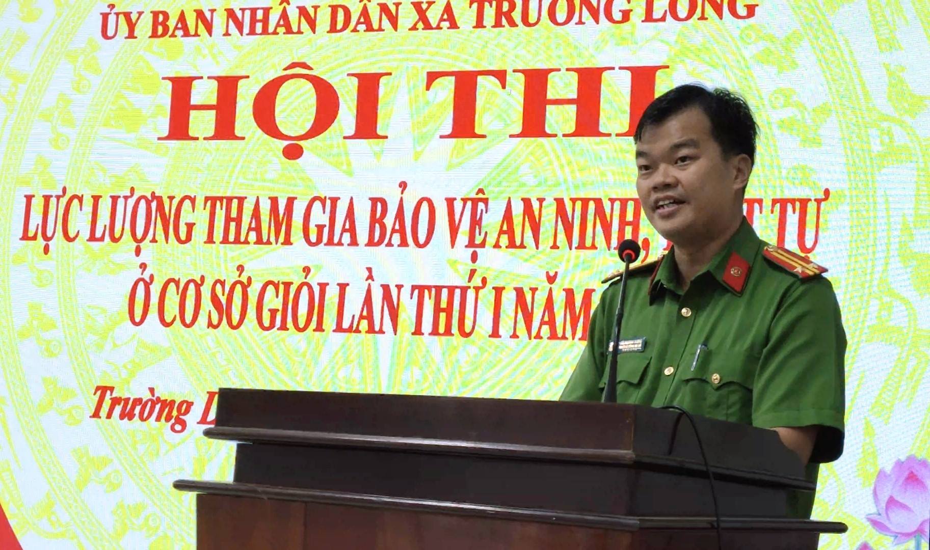 Công an xã Trường Long ra quân thực hiện Chiến dịch mùa hè số cùng VNeID