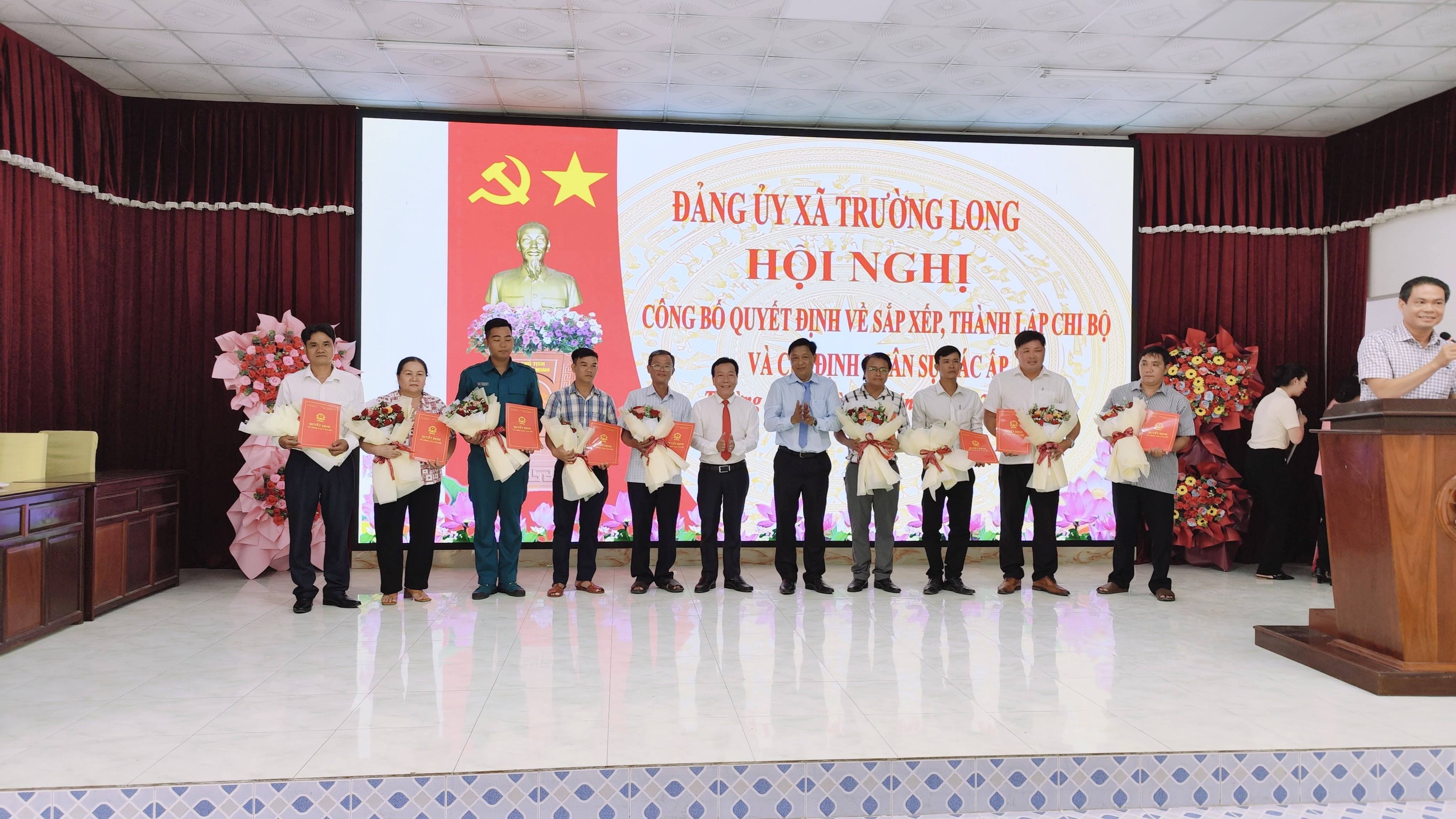Trường Long công bố Quyết định về sắp xếp, thành lập chi bộ và chỉ định nhân sự các ấp