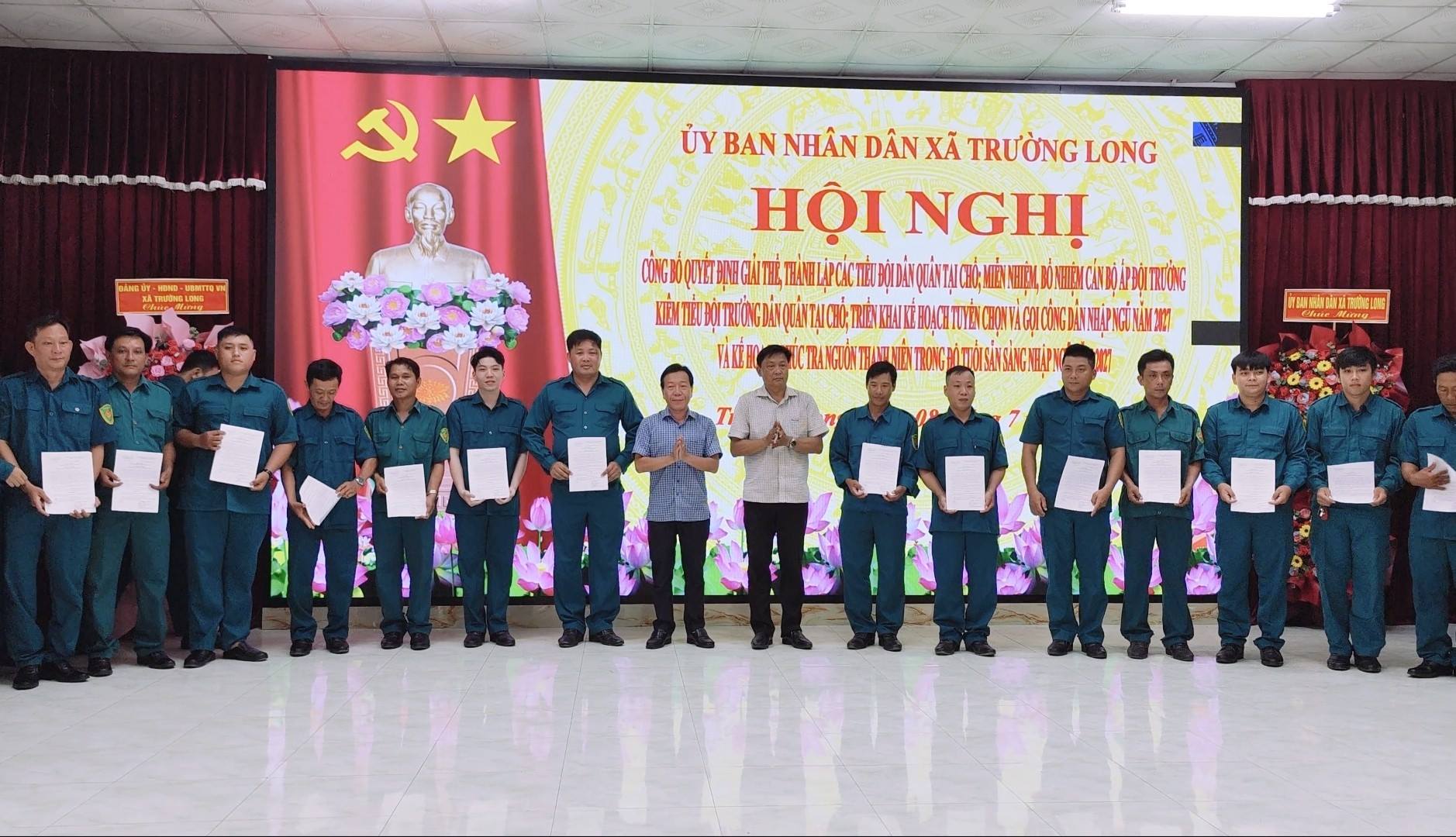 Trường Long công bố các Quyết định về lực lượng dân quân tại chỗ và triển khai công tác tuyển quân năm 2027