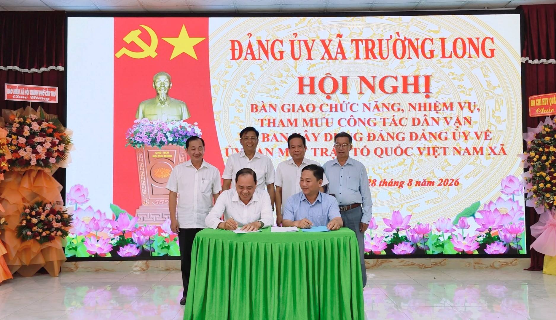 Trường Long bàn giao chức năng, nhiệm vụ tham mưu về công tác dân vận từ Ban Xây dựng Đảng sang Ủy ban MTTQ Việt Nam xã