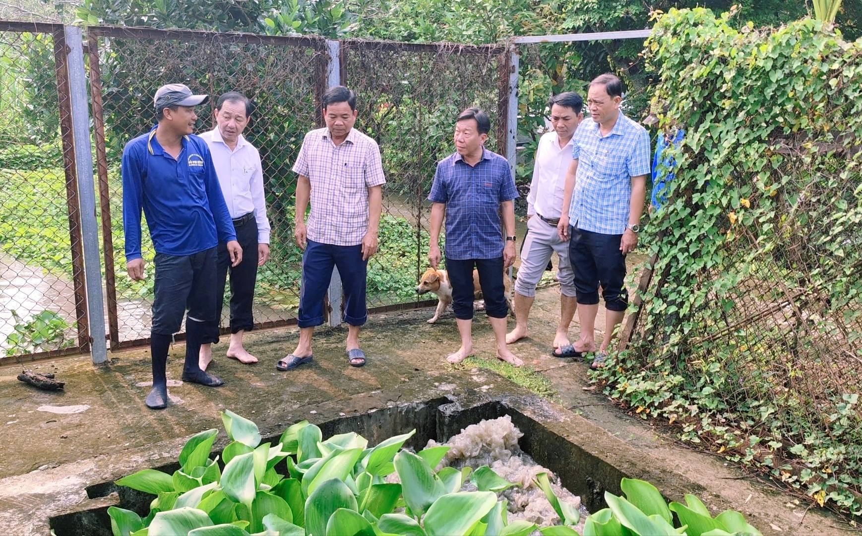 Lãnh đạo xã Trường Long khảo sát các trạm bơm nước, chủ động bảo vệ vườn cây ăn trái vào mùa nước nổi