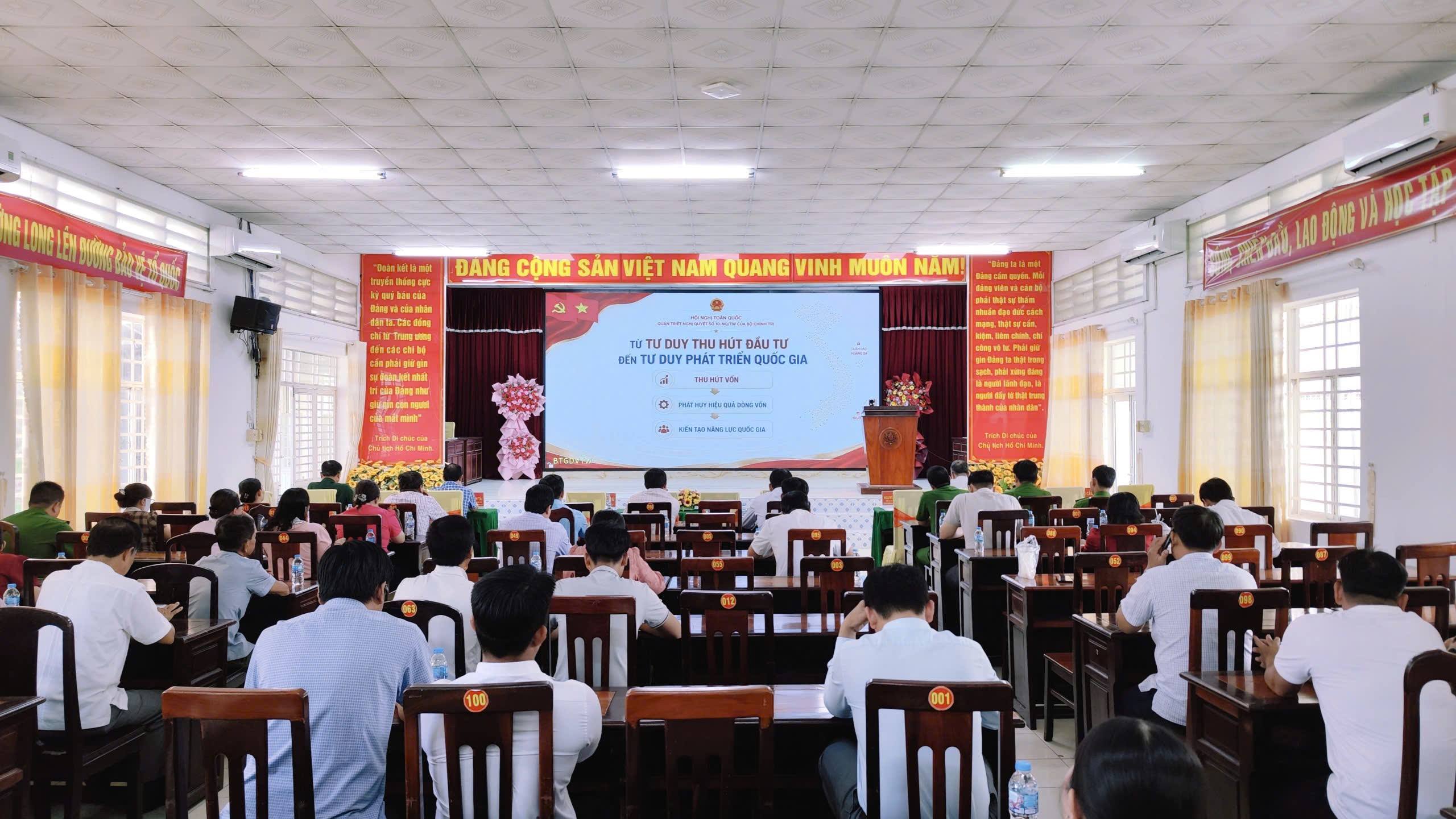 Xã Trường Long kết nối trực tuyến Hội nghị toàn quốc quán triệt Nghị quyết số 10-NQ/TW của Bộ Chính trị