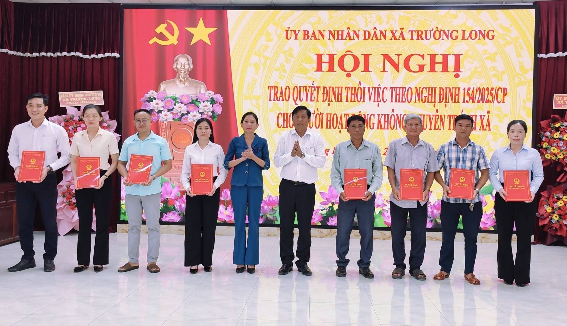 Trường Long trao quyết định thôi việc theo Nghị định số 154 cho người hoạt động không chuyên trách cấp xã