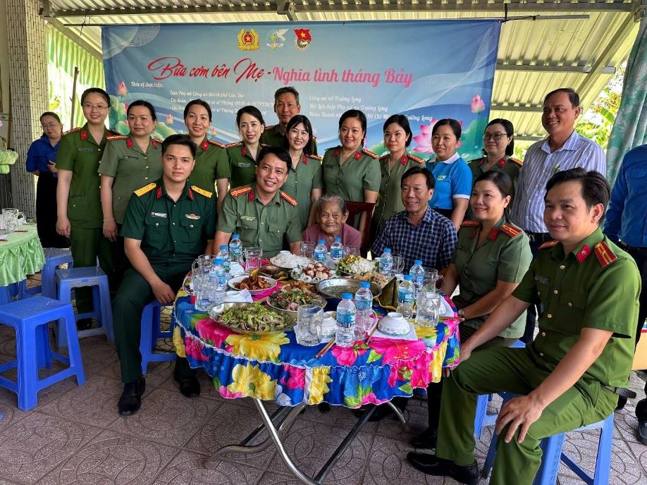 Tuổi trẻ Công an xã Trường Long phối hợp tổ chức hoạt động tri ân nhân kỷ niệm 79 năm ngày thương binh - liệt sĩ
