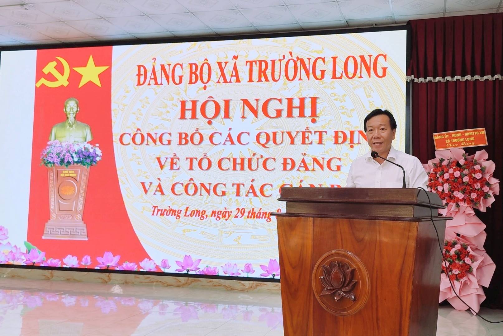 Trường Long công bố và trao Quyết định về tổ chức Đảng và công tác cán bộ