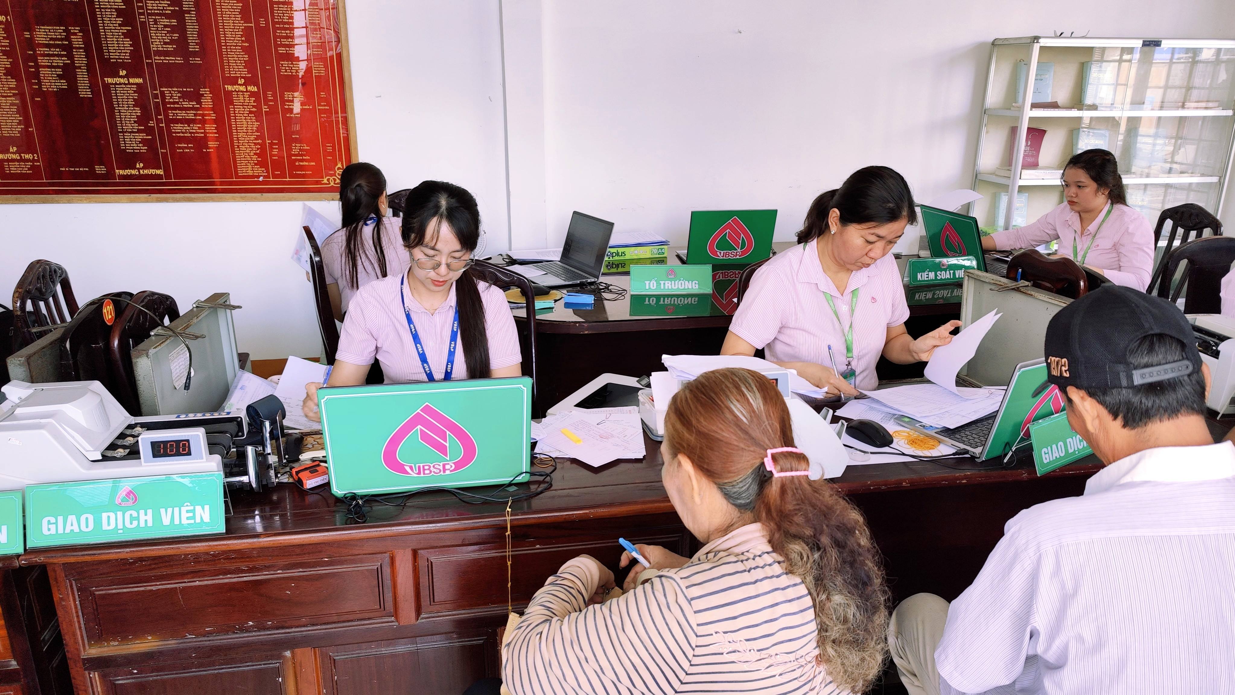 Ngân hàng Chính sách xã hội Phong Điền tổ chức giao dịch tại xã Trường Long tháng 7 năm 2026
