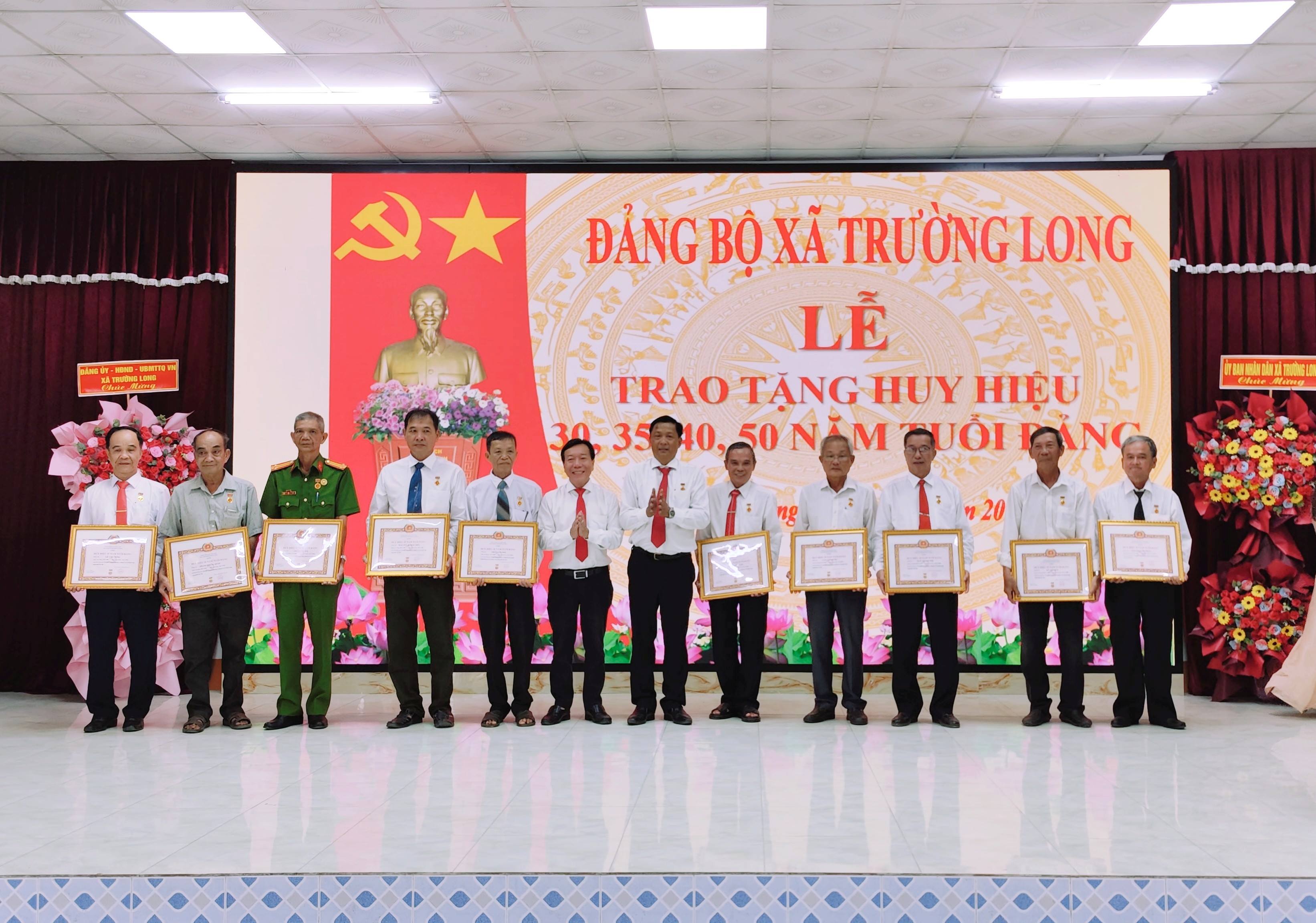 Trường Long tổ chức trao tặng Huy hiệu Đảng cho các đảng viên cao niên tuổi Đảng