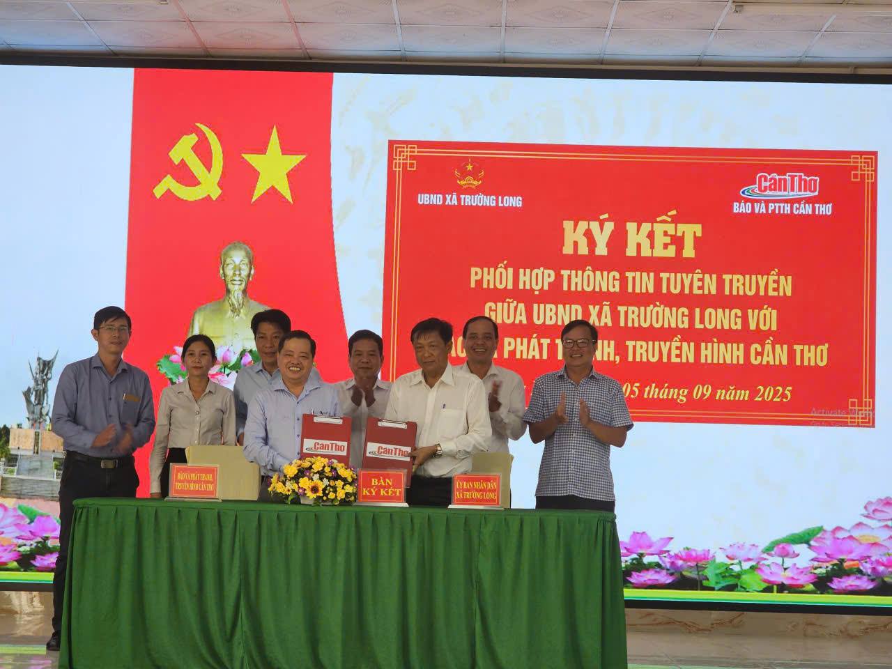 LỄ KÝ KẾT PHỐI HỢP THÔNG TIN TUYÊN TRUYỀN GIỮA ỦY BAN NHÂN DÂN XÃ TRƯỜNG LONG VÀ BÁO VÀ PHÁT THANH, TRUYỀN HÌNH CẦN THƠ