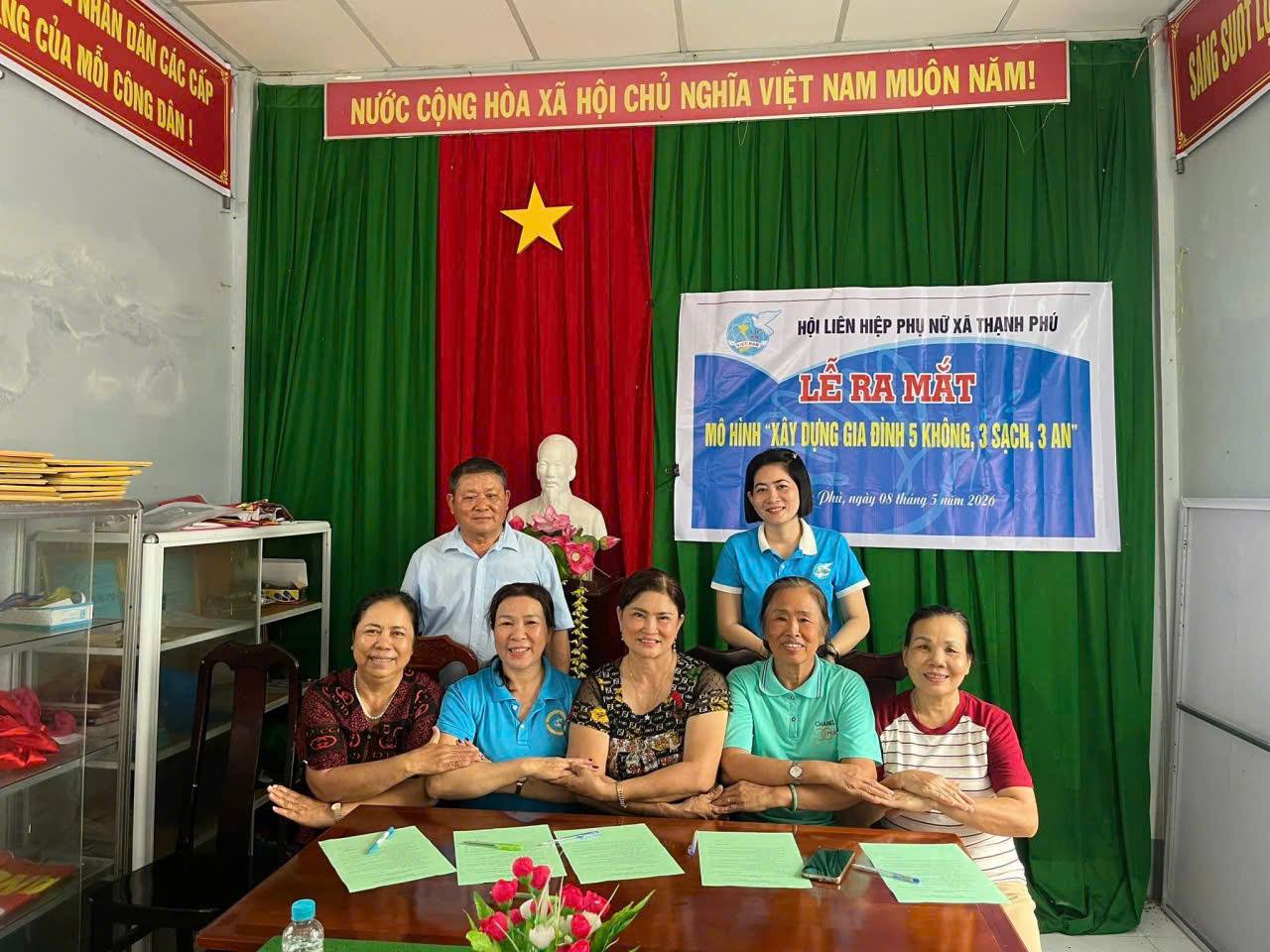Ban Thường vụ Hội LHPN xã tổ chức buổi lễ ra mắt mô hình “Xây dựng gia đình 5 không, 3 sạch, 3 an” tại chi hội phụ nữ ấp 3 