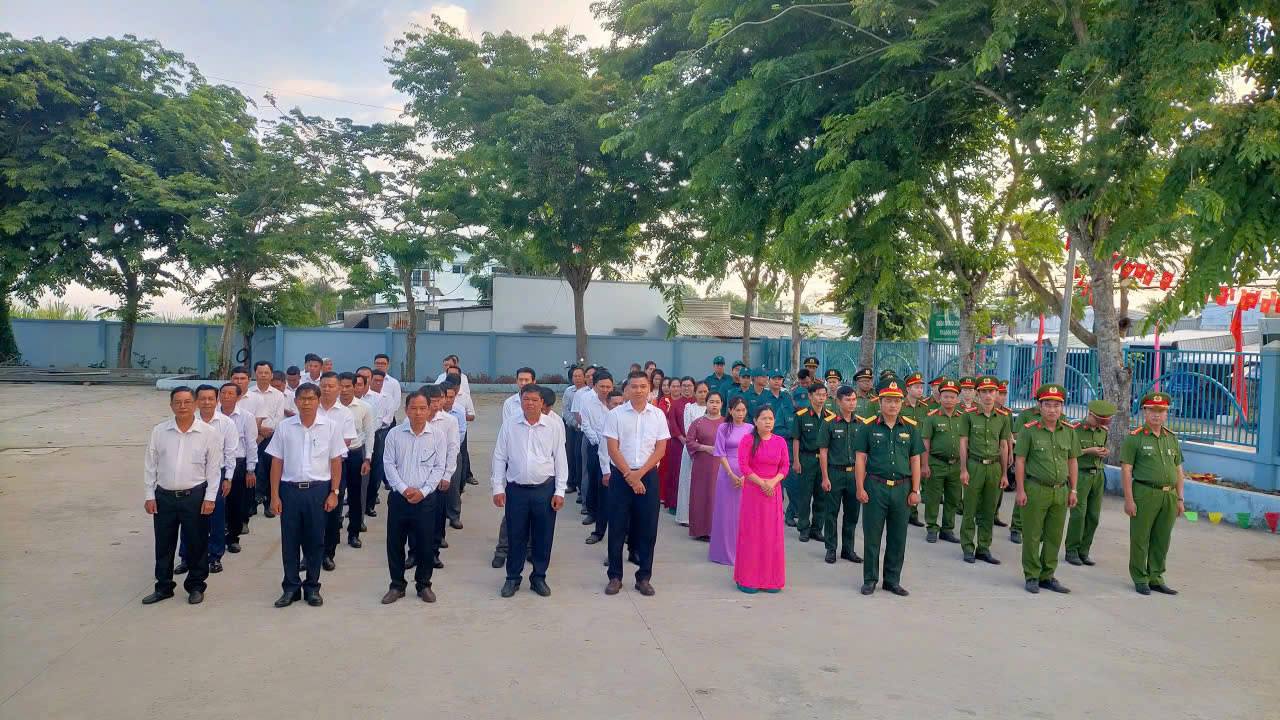 ĐẢNG ỦY XÃ THẠNH PHÚ TỔ CHỨC CHÀO CỜ THÁNG 4/2026