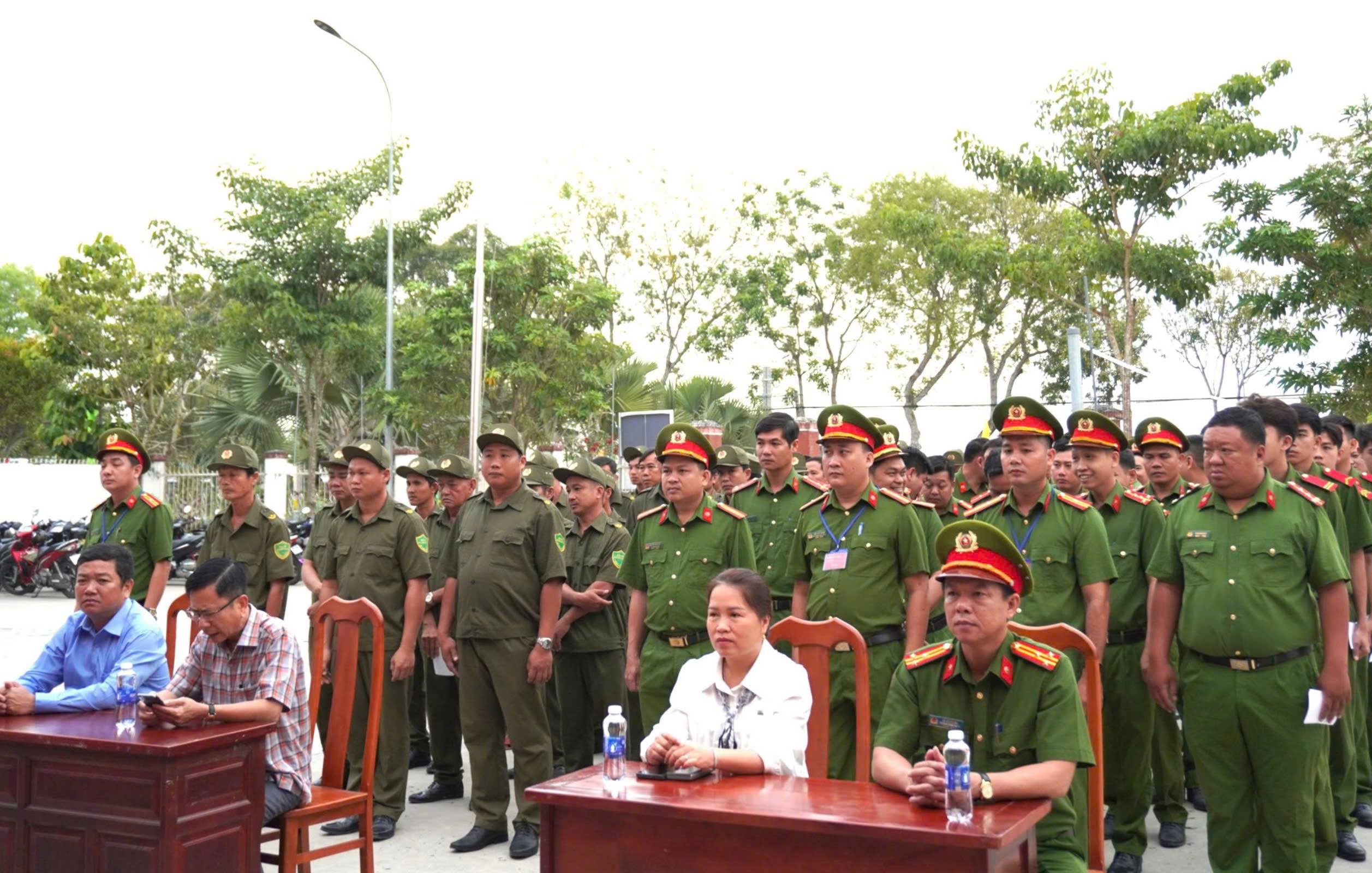 TIN BÀI “LỰC LƯỢNG VŨ TRANG XÃ THỚI HƯNG THAM GIA BẦU CỬ TẠI KHU VỰC BỎ PHIẾU RIÊNG”