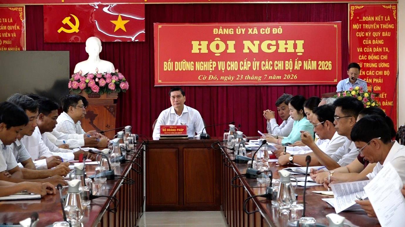 Bồi dưỡng nghiệp vụ cho cấp ủy các chi bộ ấp trên địa bàn xã