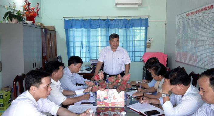 Lãnh đạo UBND xã Cờ Đỏ làm việc với Trường THCS Thới Xuân về công tác chuẩn bị khai giảng năm học mới