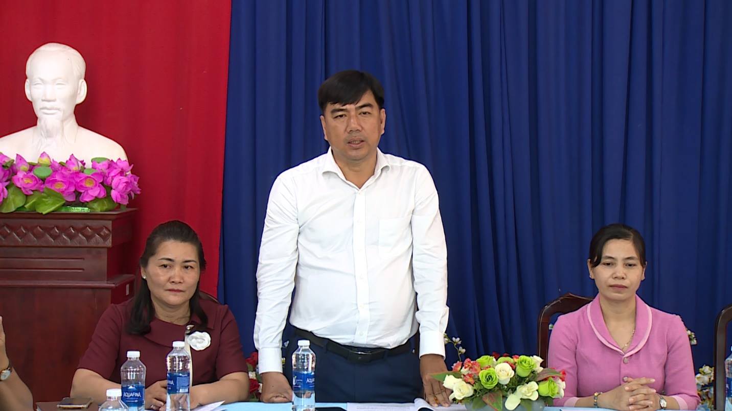 Lãnh đạo xã kiểm tra tái công nhận trường chuẩn