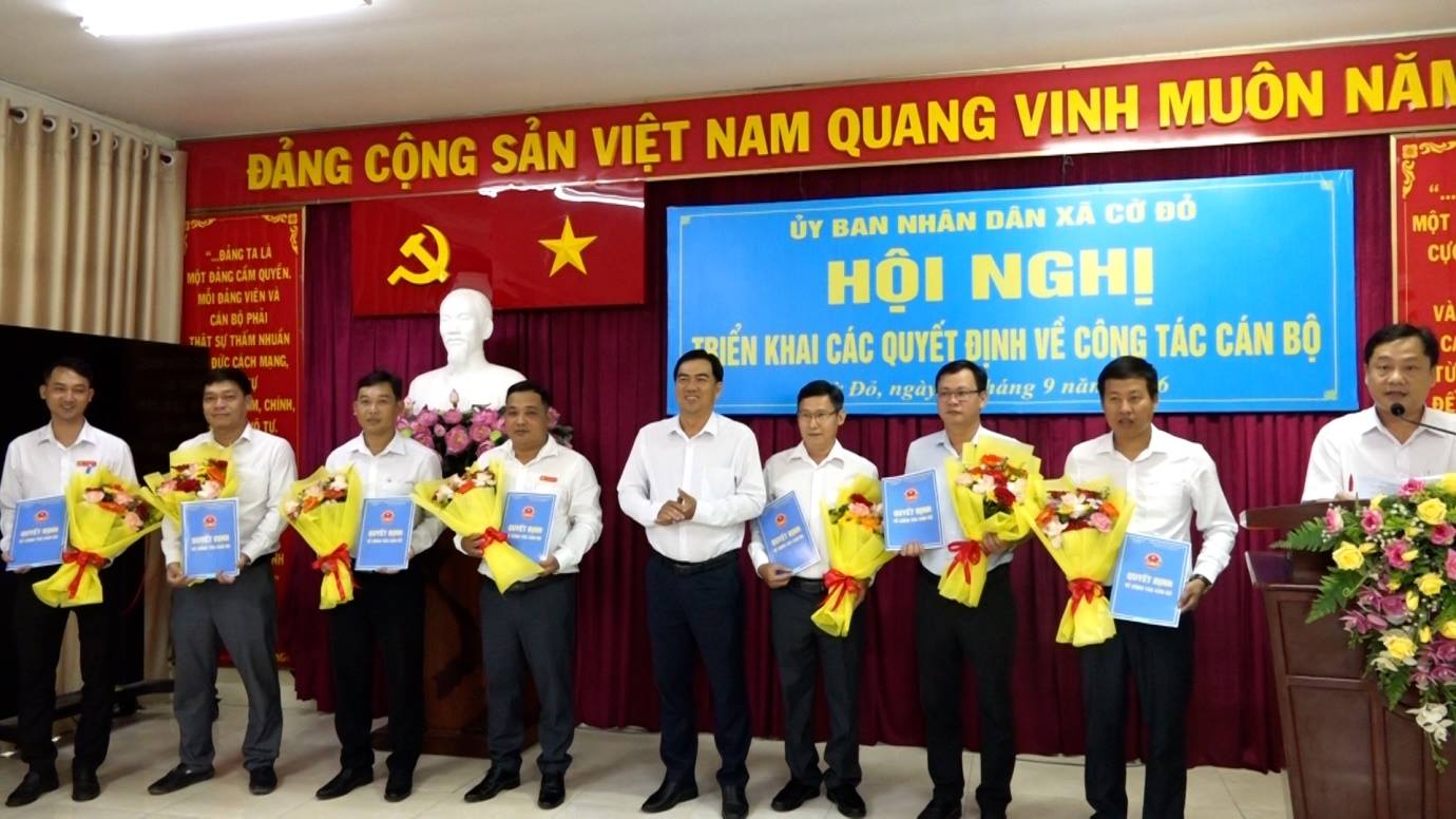 Triển khai các Quyết định về công tác cán bộ