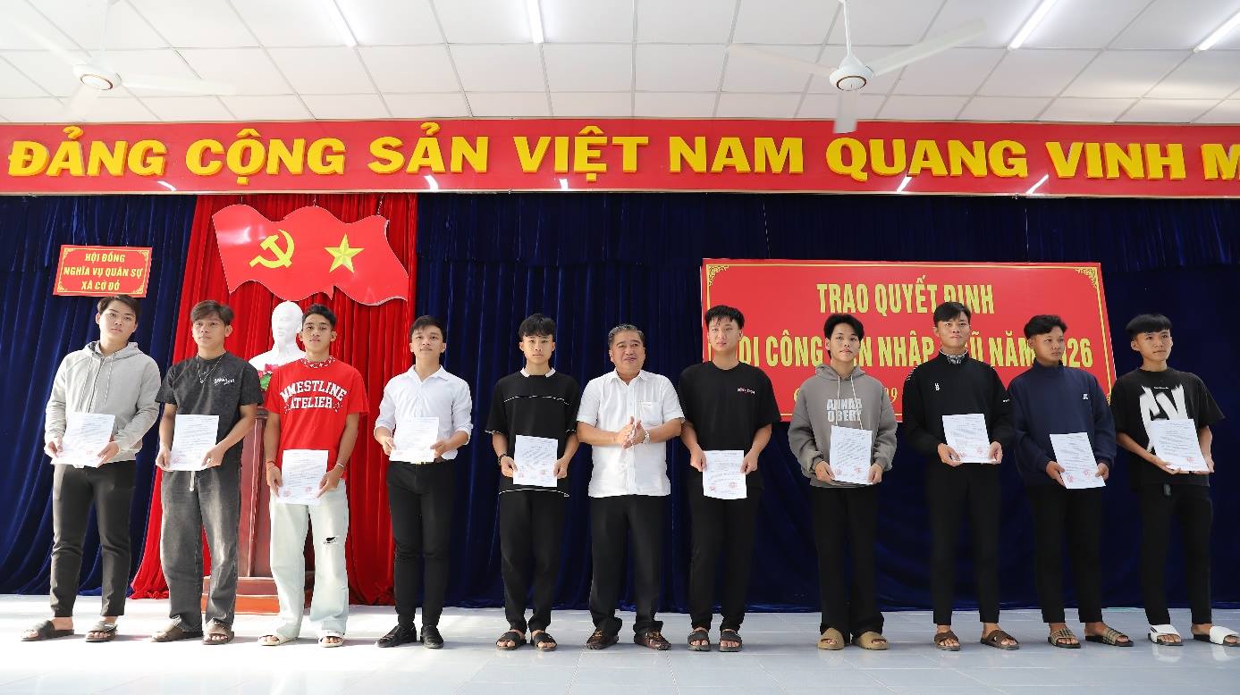 Trao quyết định gọi công dân nhập ngũ năm 2026